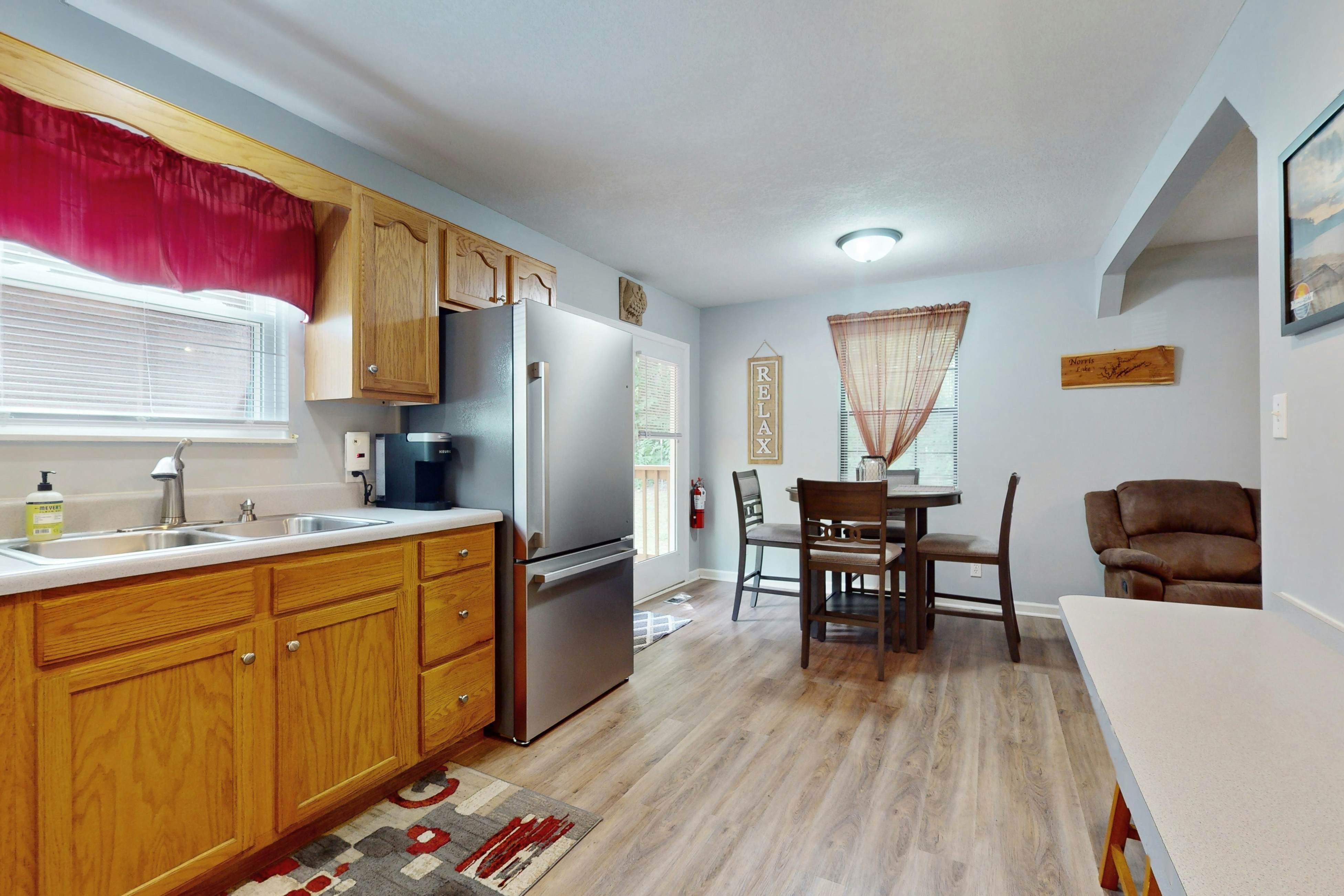 Dog-Friendly Home w/ Deck & Parking・Free Tickets