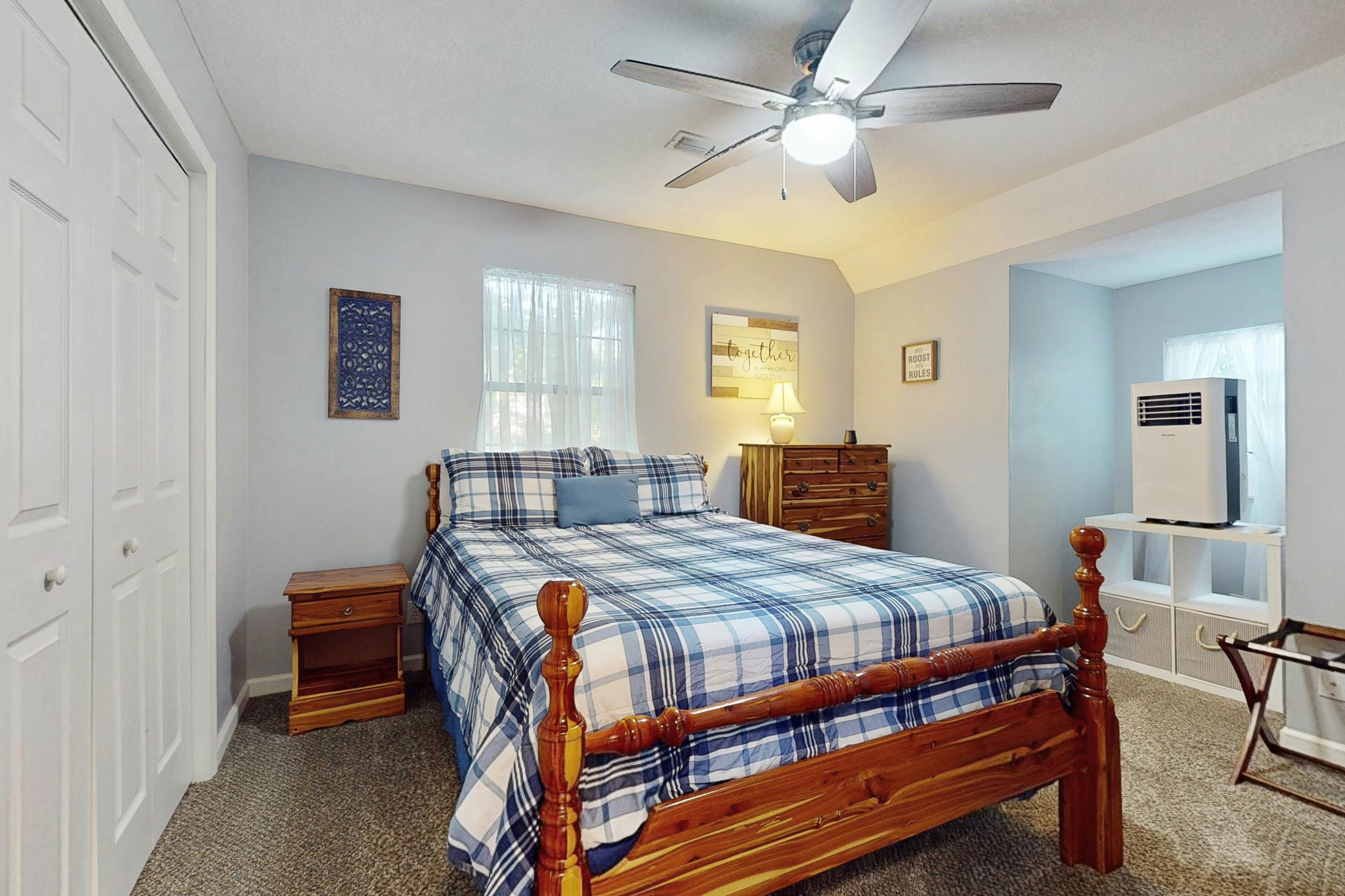 Dog-Friendly Home w/ Deck & Parking・Free Tickets