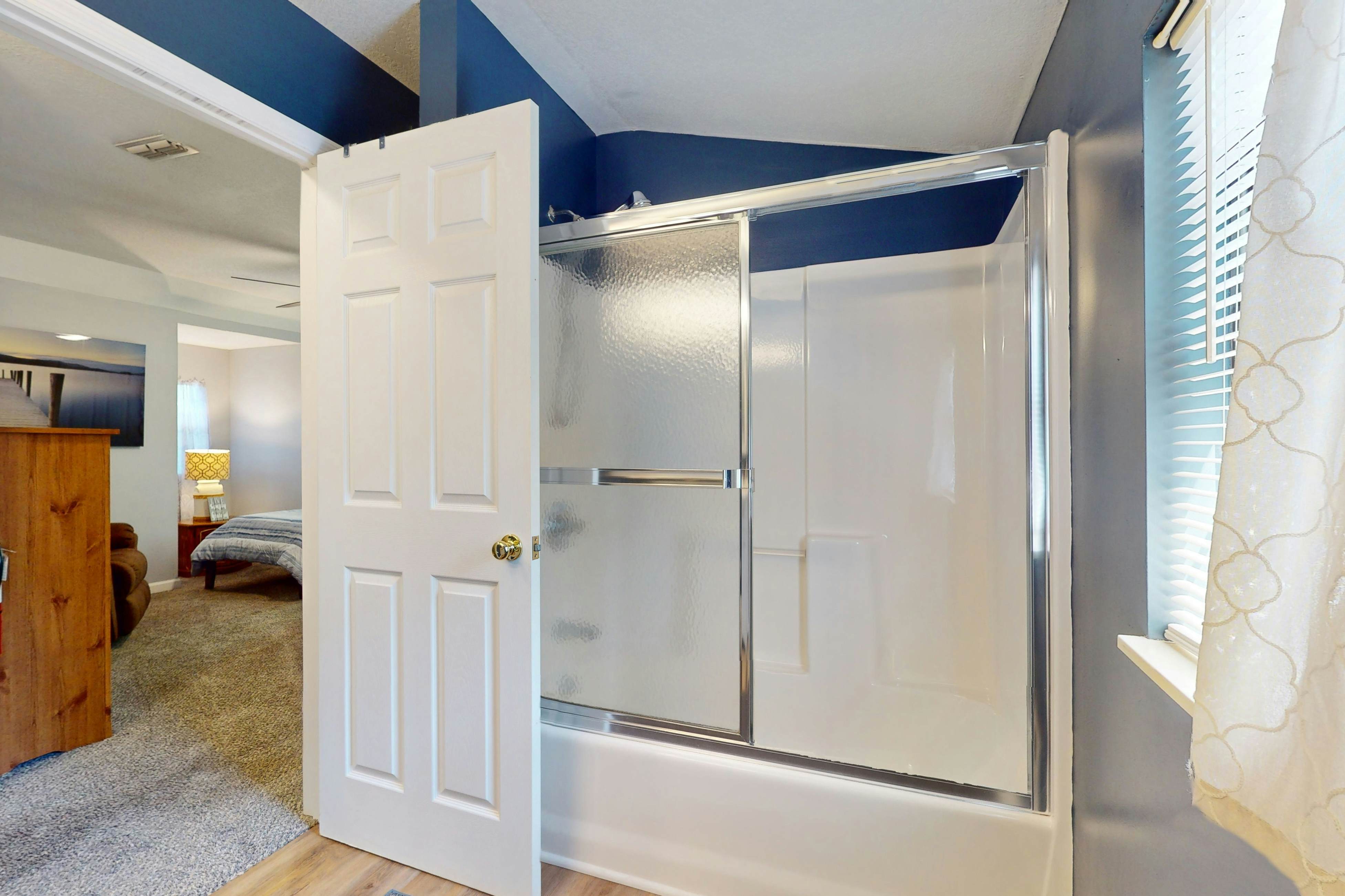 Dog-Friendly Home w/ Deck & Parking・Free Tickets