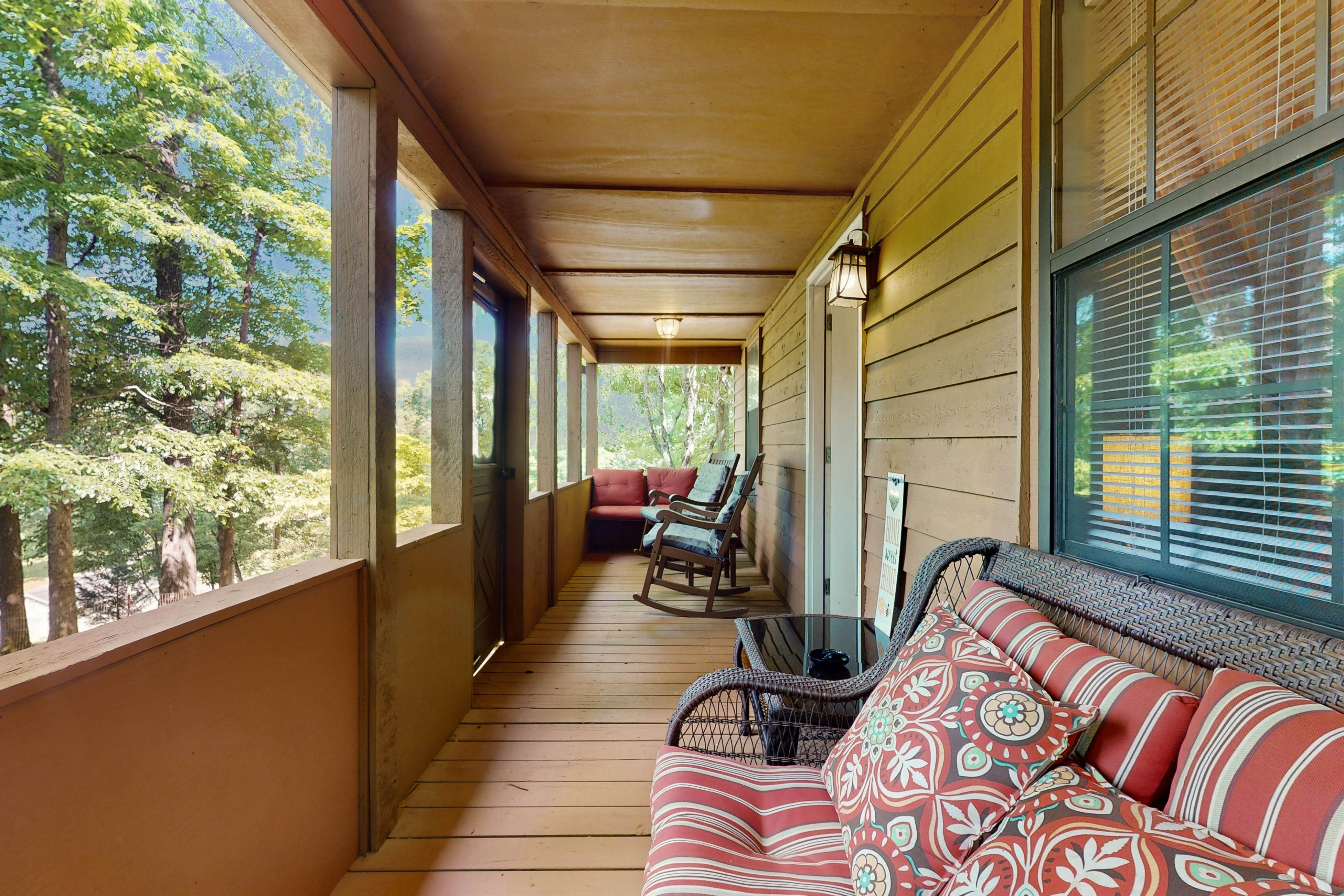 Dog-Friendly Home w/ Deck & Parking・Free Tickets