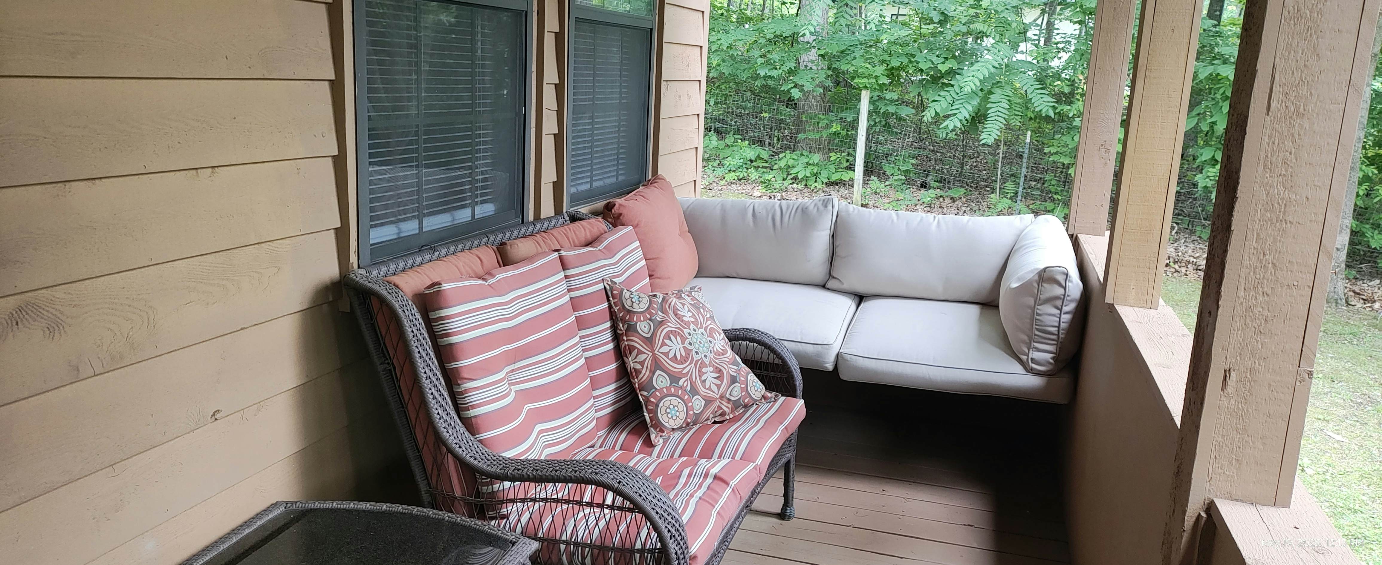 Dog-Friendly Home w/ Deck & Parking・Free Tickets