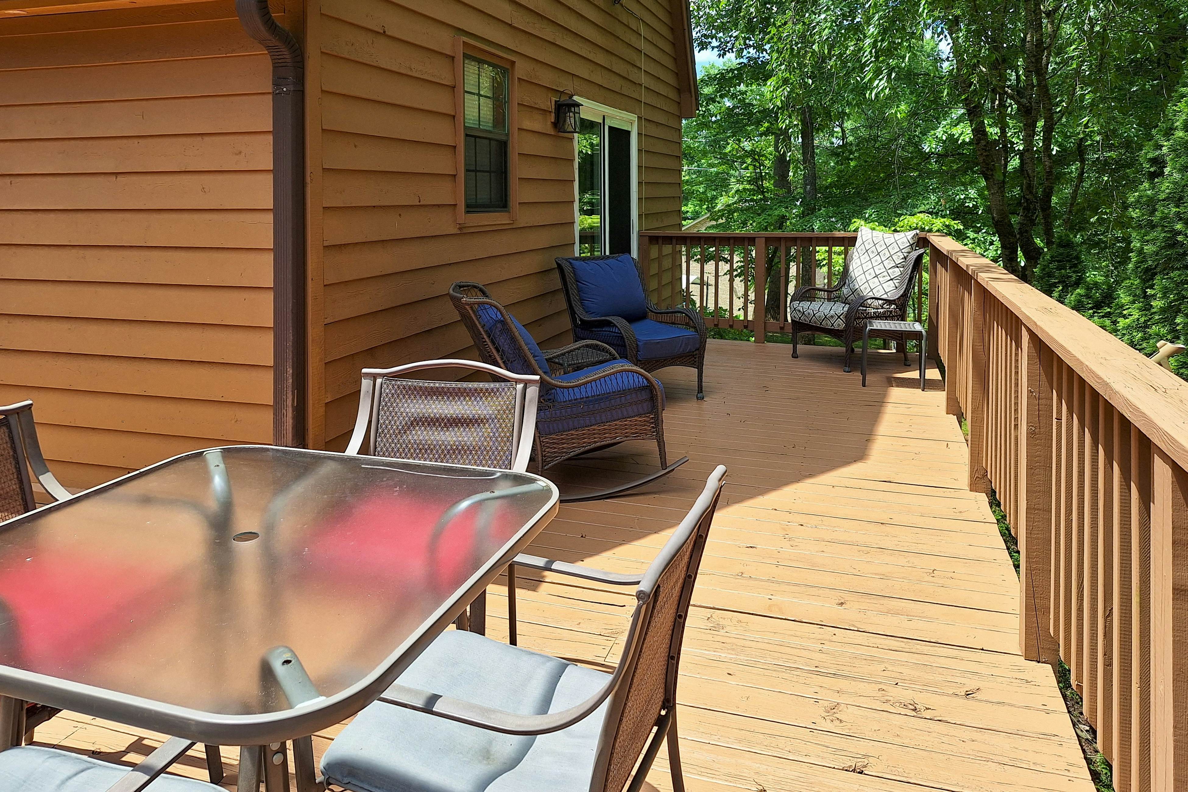 Dog-Friendly Home w/ Deck & Parking・Free Tickets