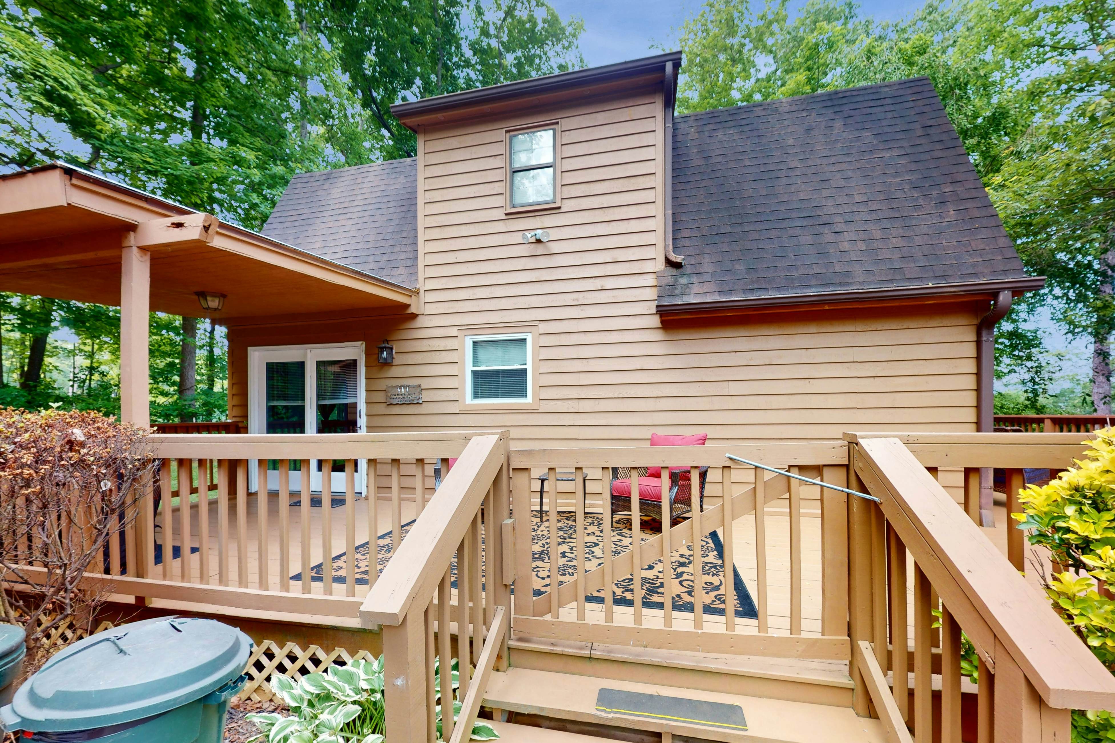 Dog-Friendly Home w/ Deck & Parking・Free Tickets