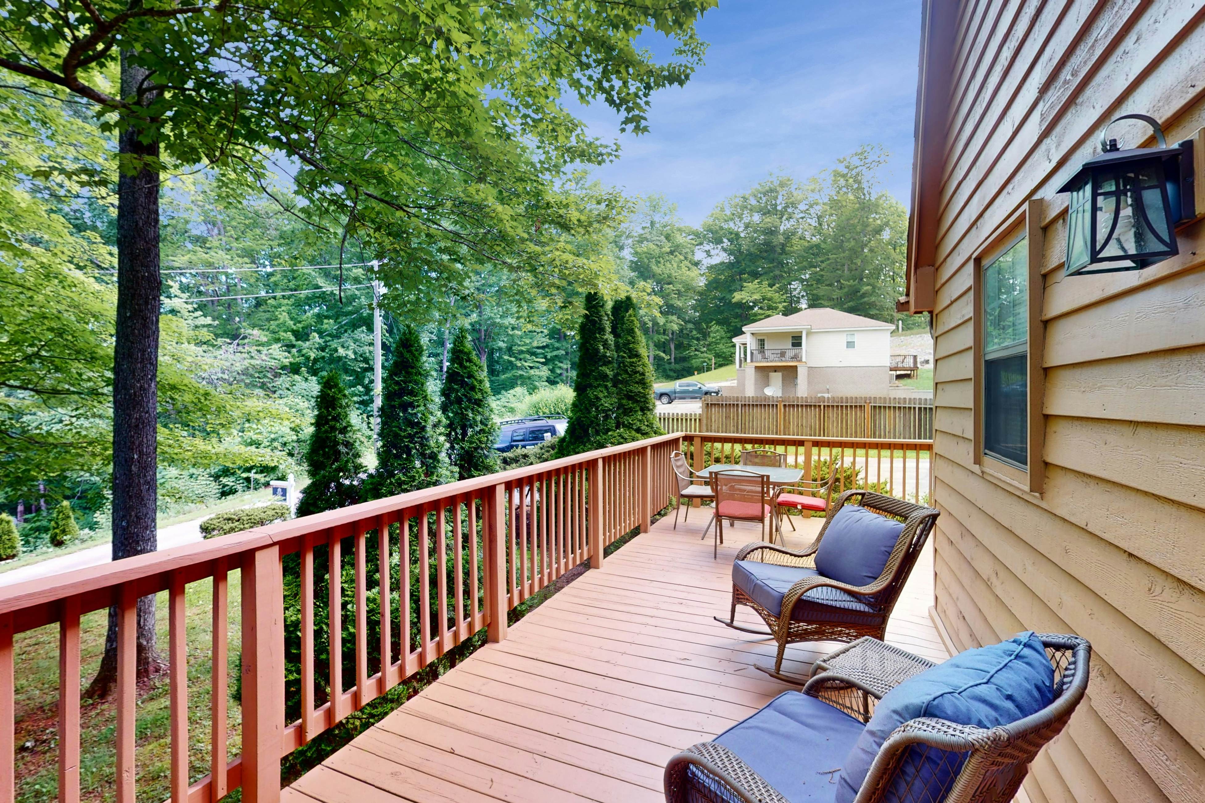 Dog-Friendly Home w/ Deck & Parking・Free Tickets