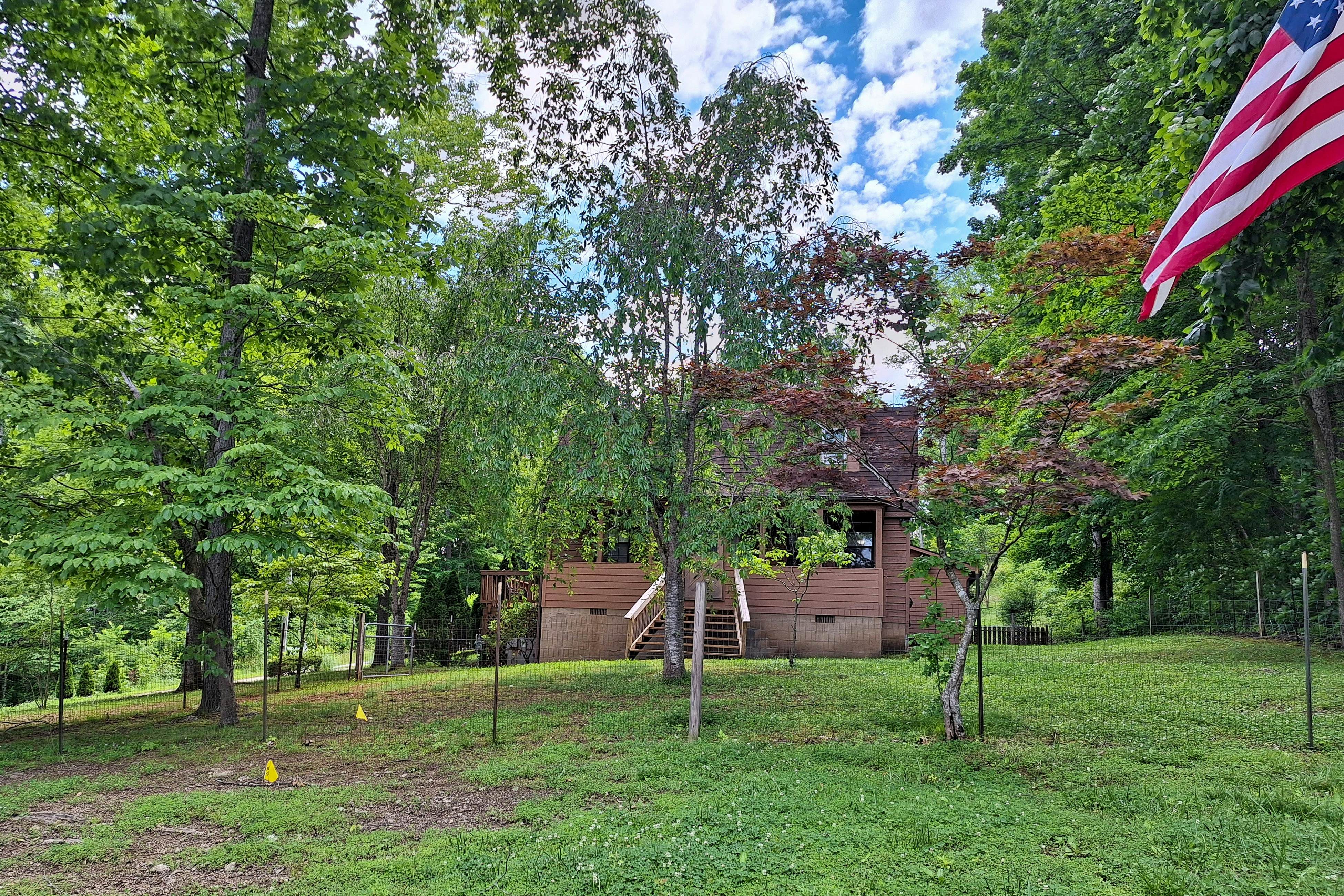 Dog-Friendly Home w/ Deck & Parking・Free Tickets