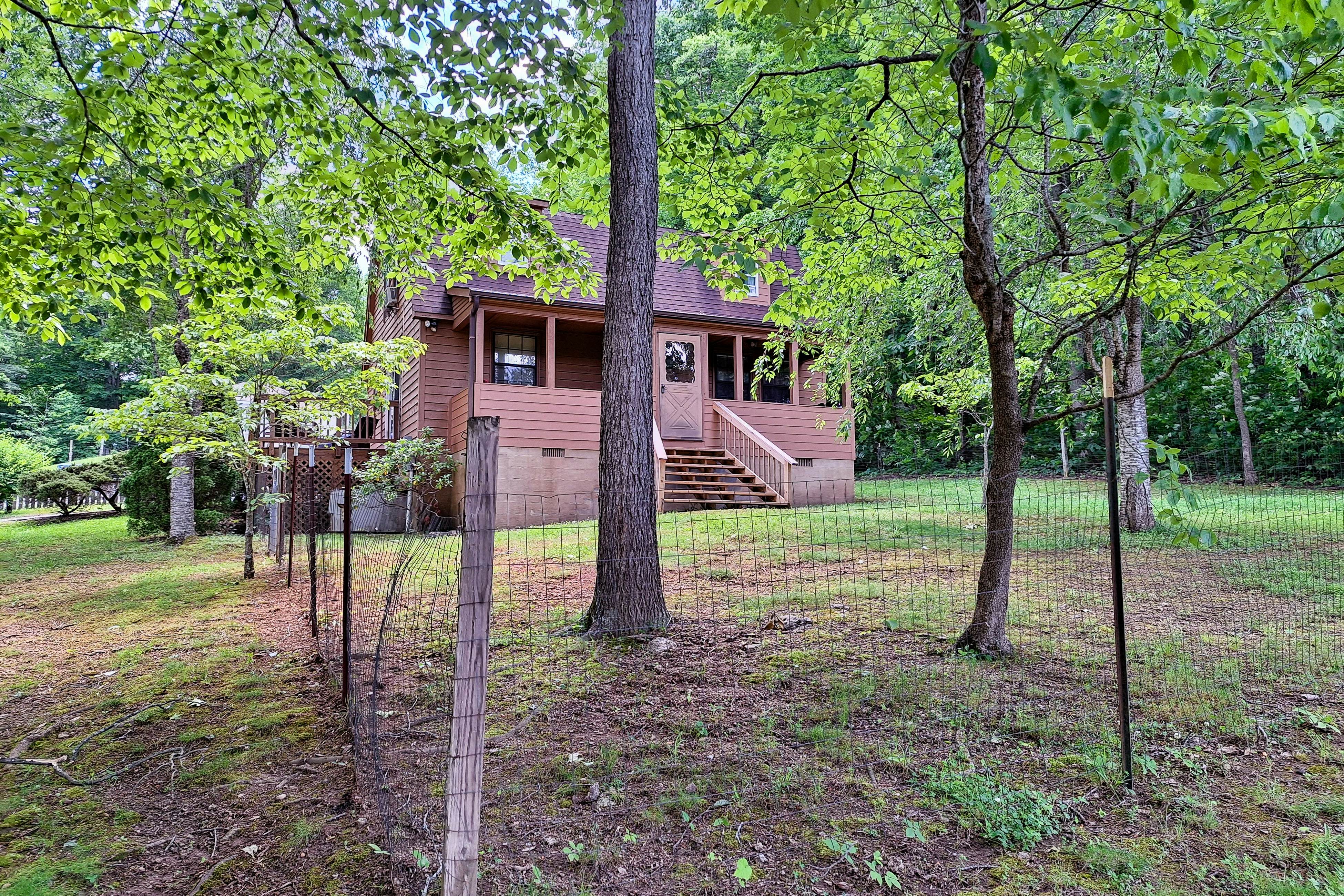 Dog-Friendly Home w/ Deck & Parking・Free Tickets