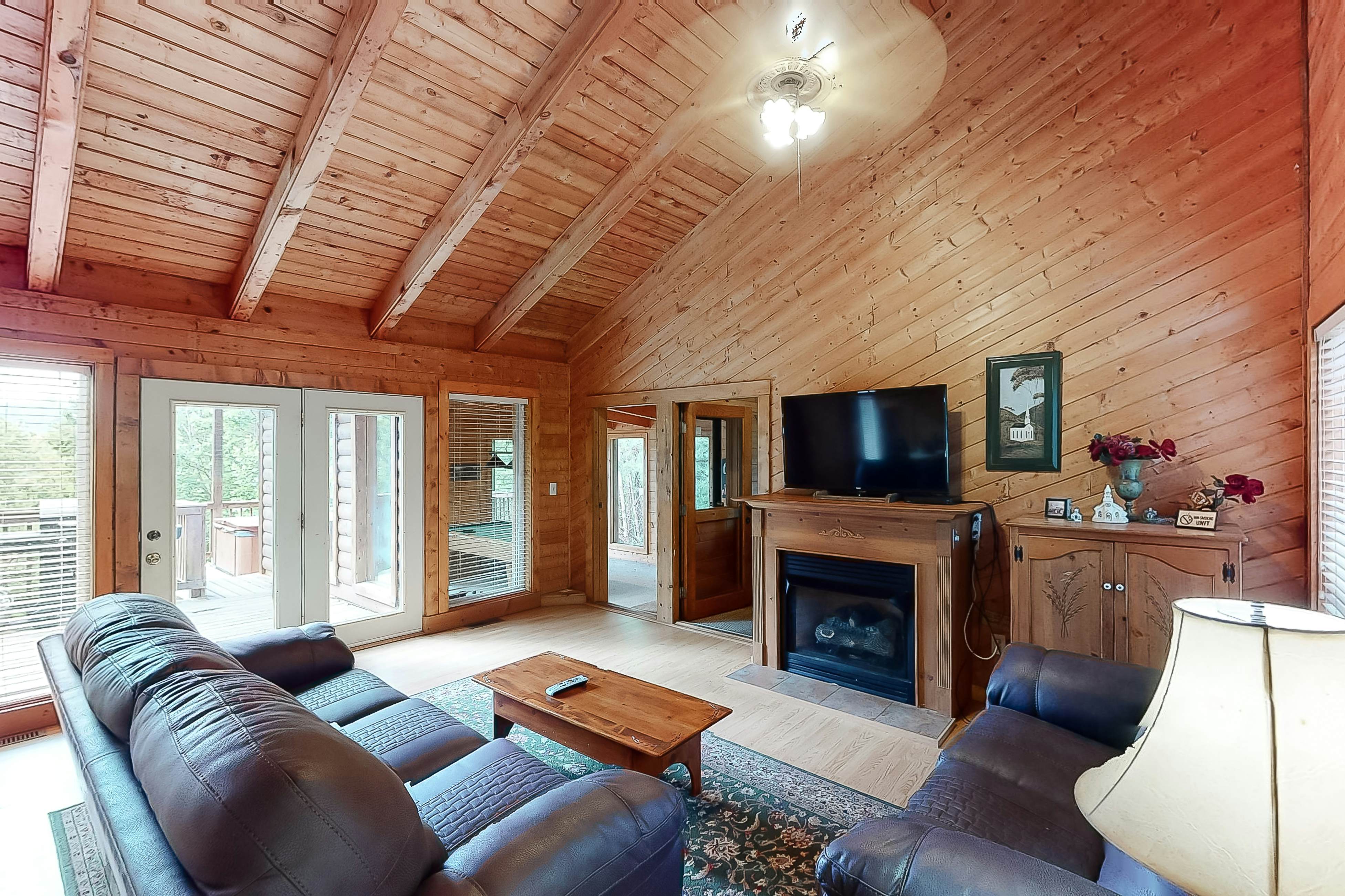 Vibrant cabin w/ game room, hot tub, & home theater + free attraction tickets