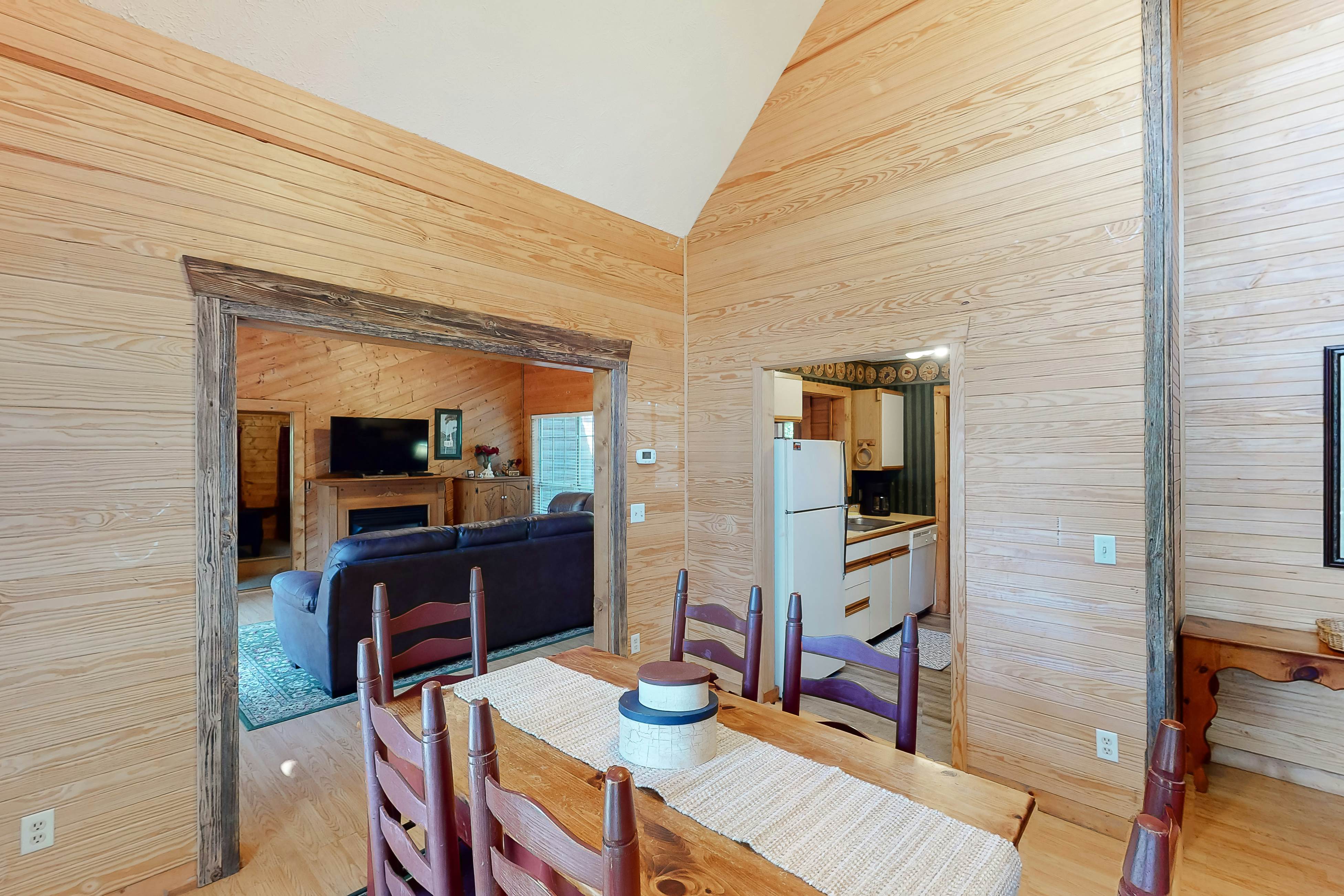 Vibrant cabin w/ game room, hot tub, & home theater + free attraction tickets