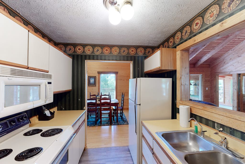 Vibrant Cabin, Sleeps 8, Games, Hot Tub, Home Theater