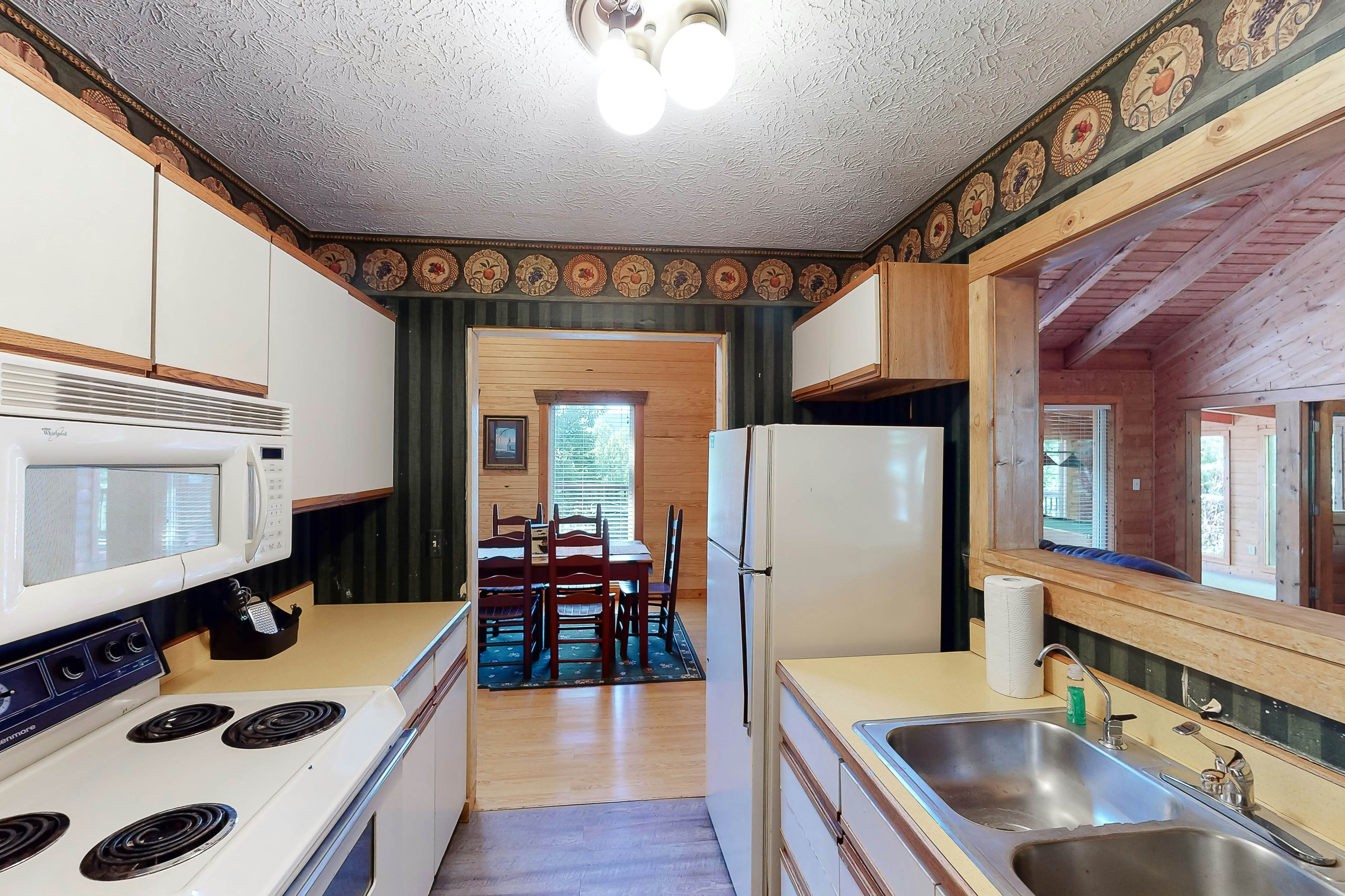 Vibrant cabin w/ game room, hot tub, & home theater + free attraction tickets