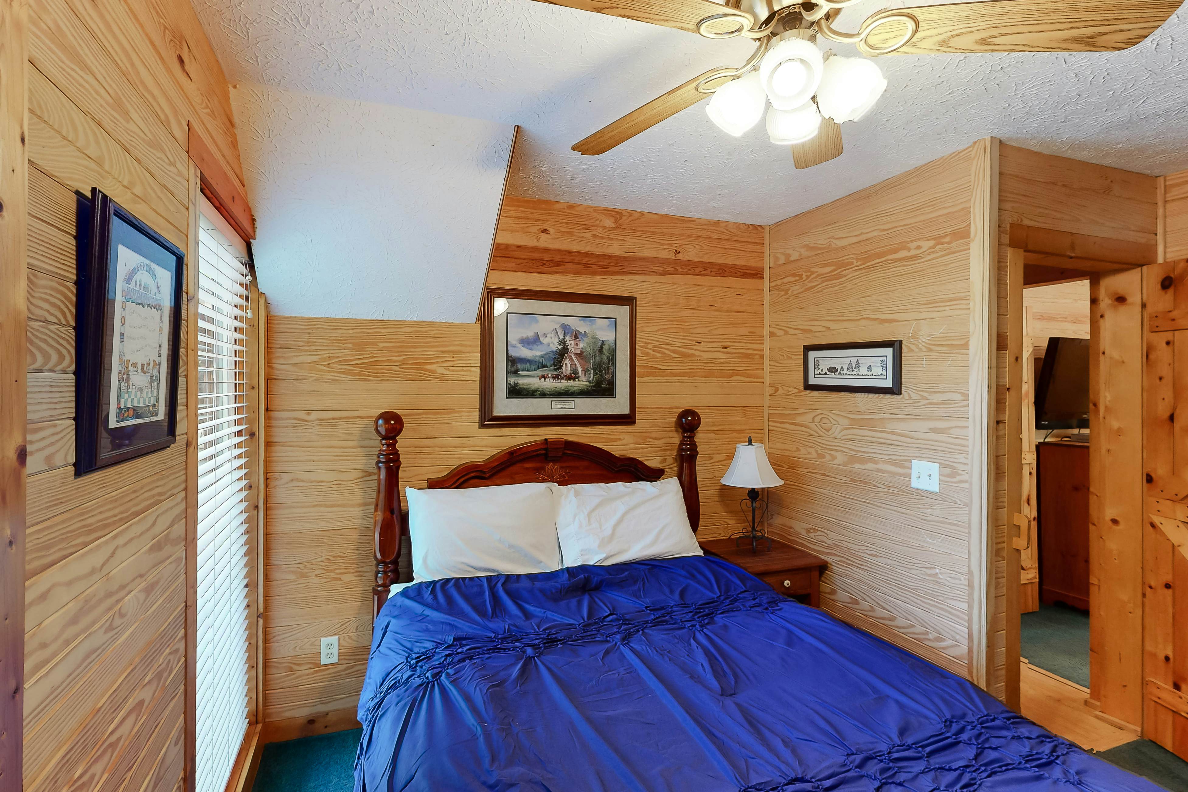 Vibrant cabin w/ game room, hot tub, & home theater + free attraction tickets
