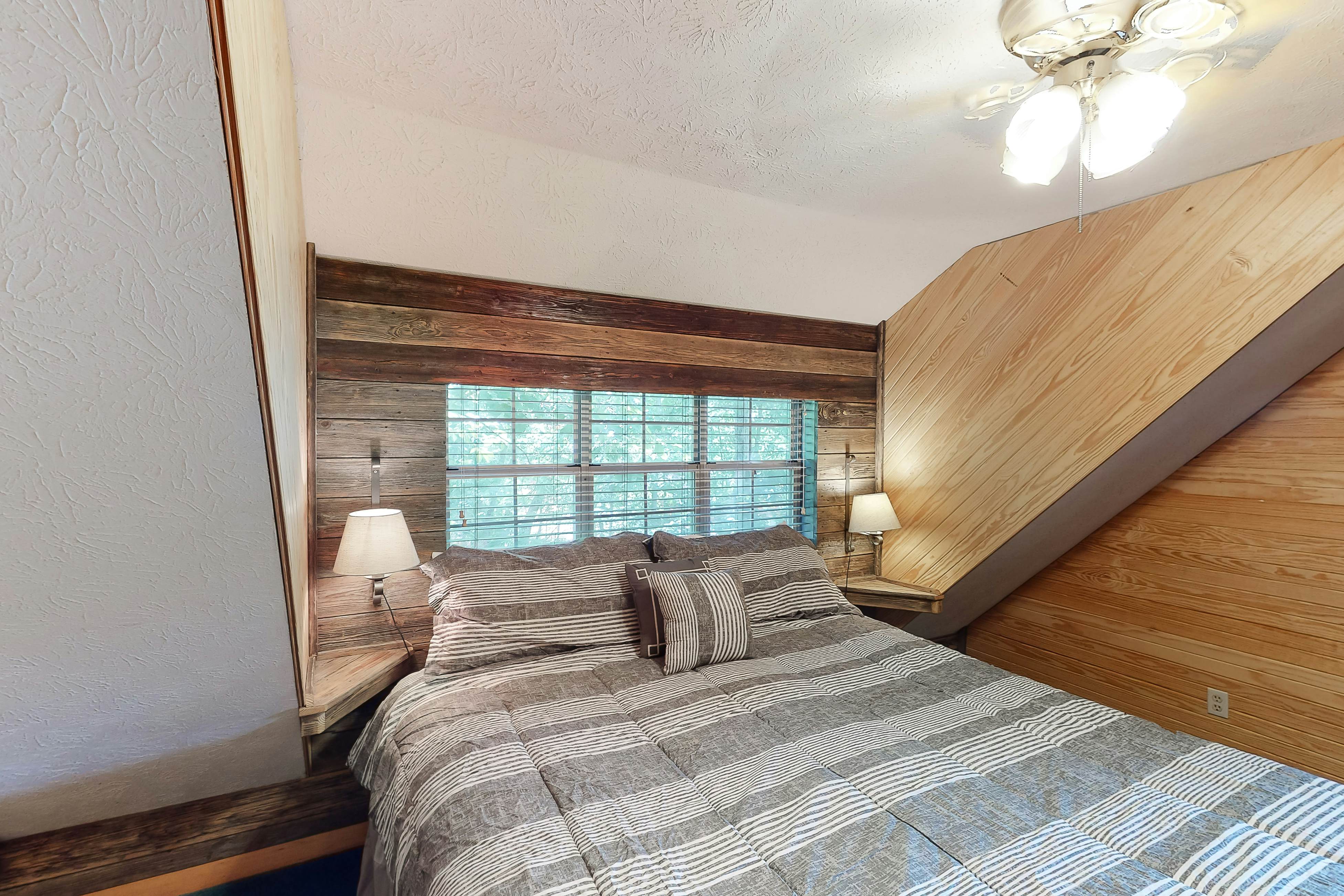 Vibrant cabin w/ game room, hot tub, & home theater + free attraction tickets