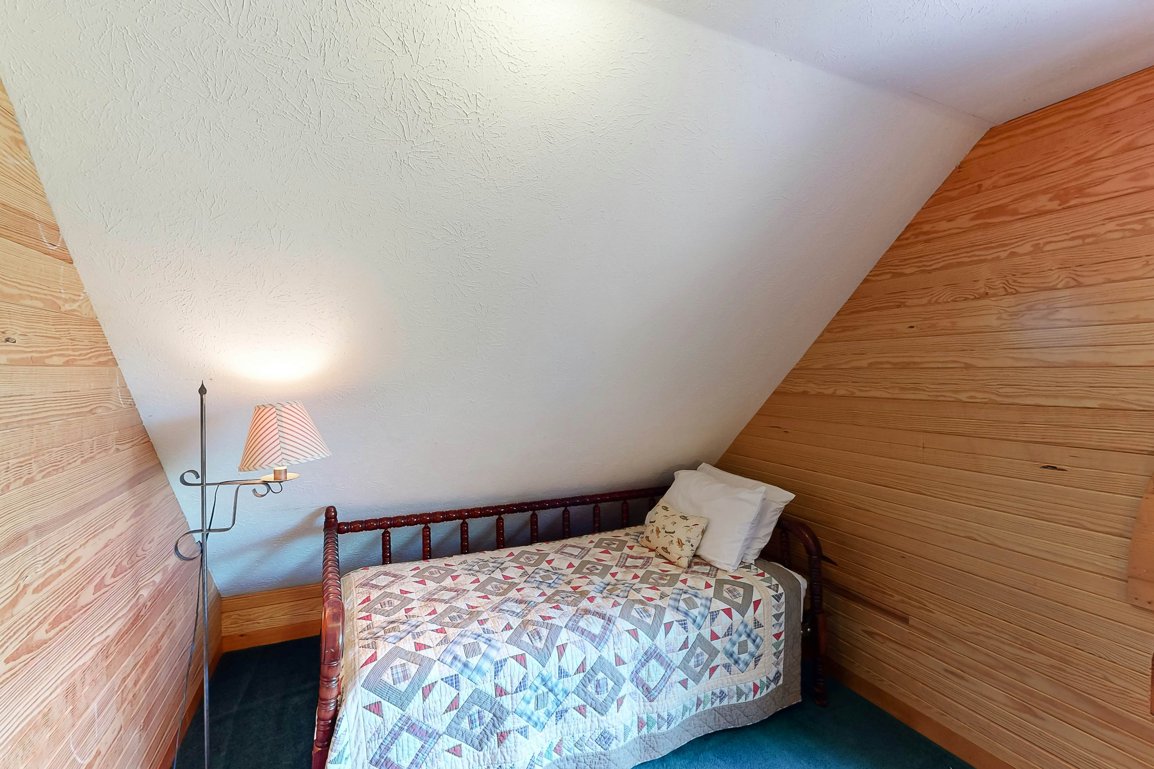 Vibrant cabin w/ game room, hot tub, & home theater + free attraction tickets