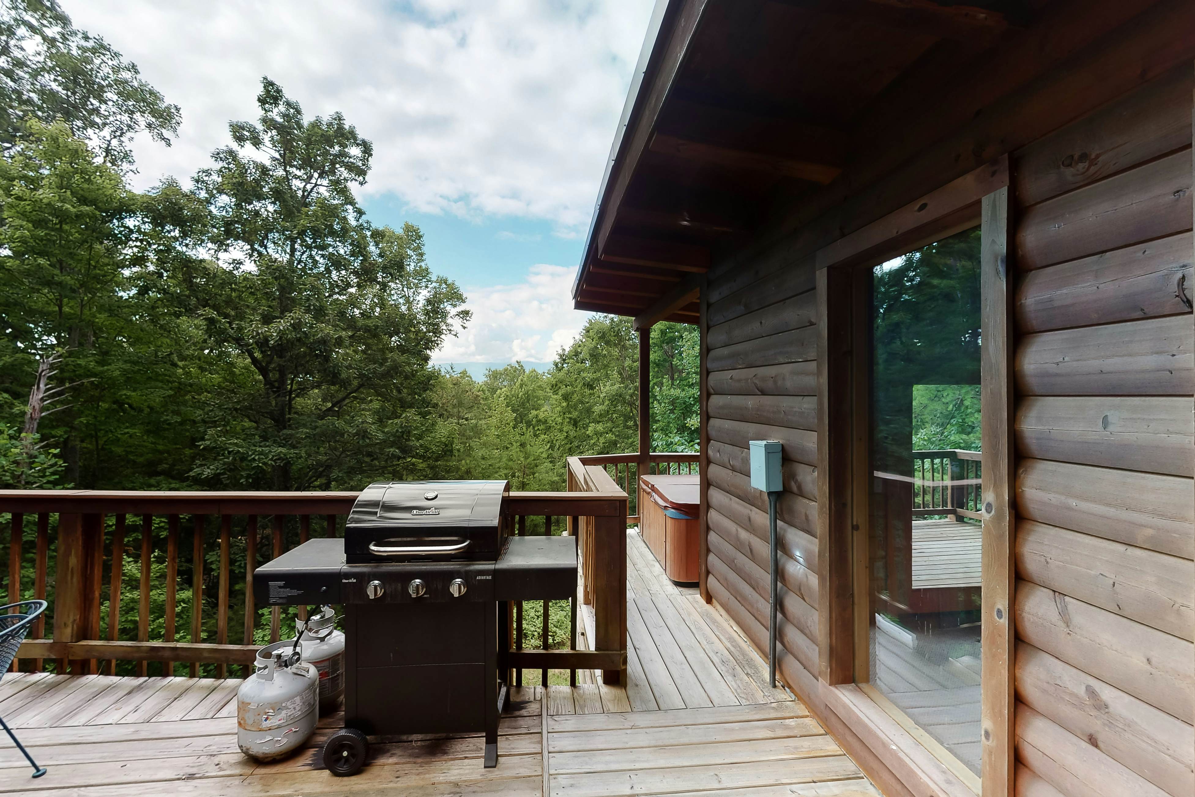 Vibrant cabin w/ game room, hot tub, & home theater + free attraction tickets