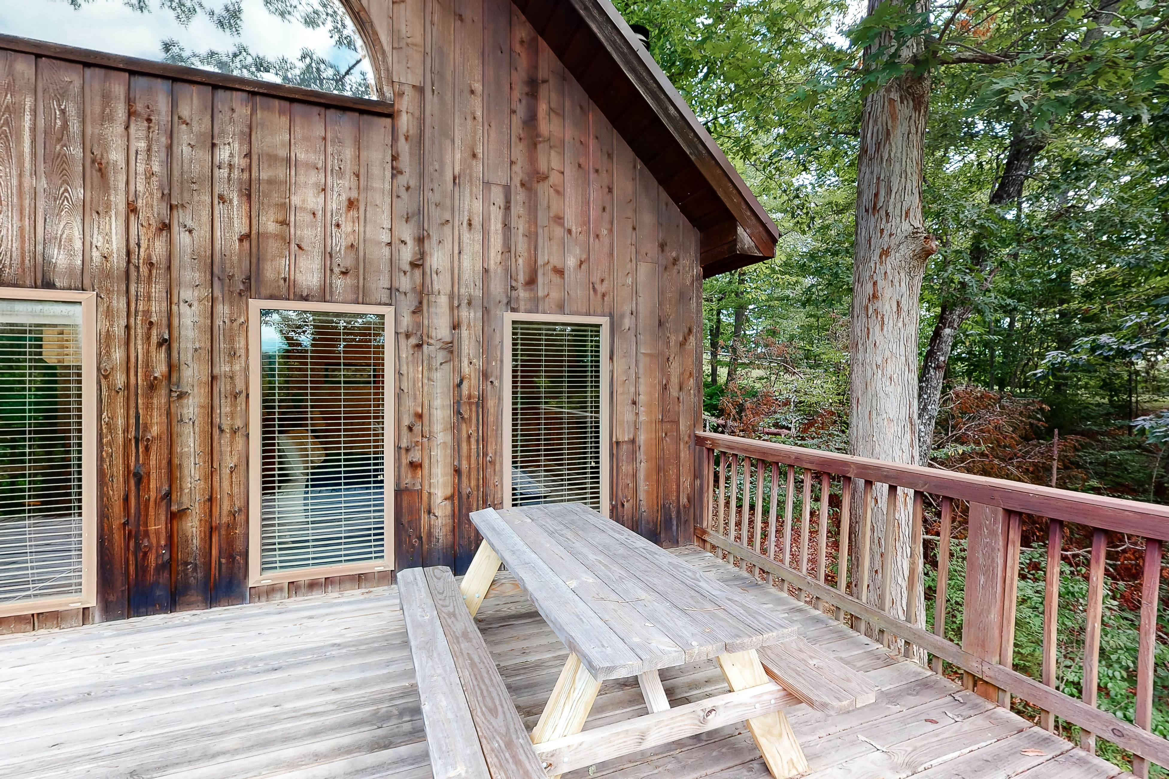 Vibrant cabin w/ game room, hot tub, & home theater + free attraction tickets