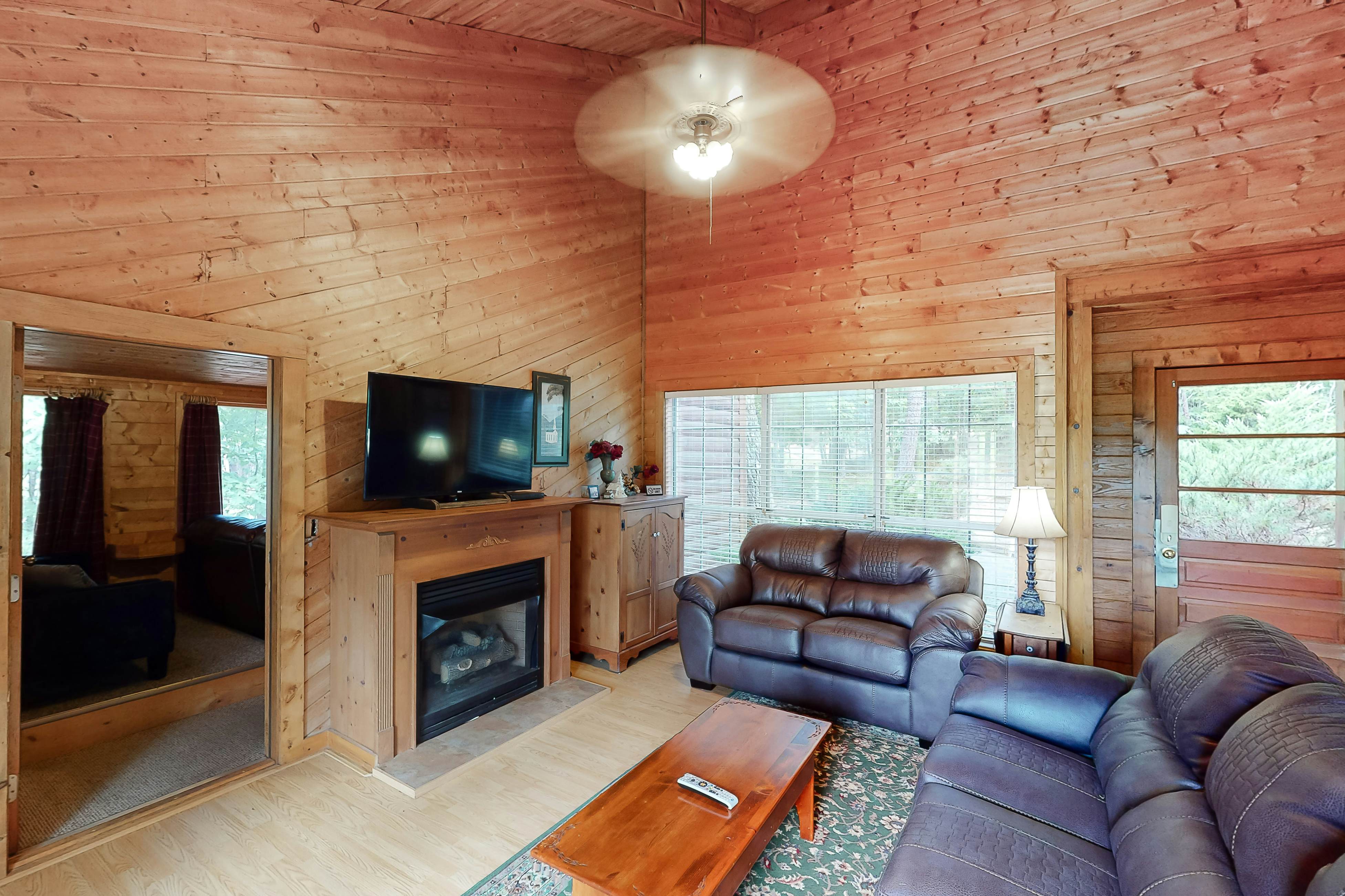 Vibrant cabin w/ game room, hot tub, & home theater + free attraction tickets