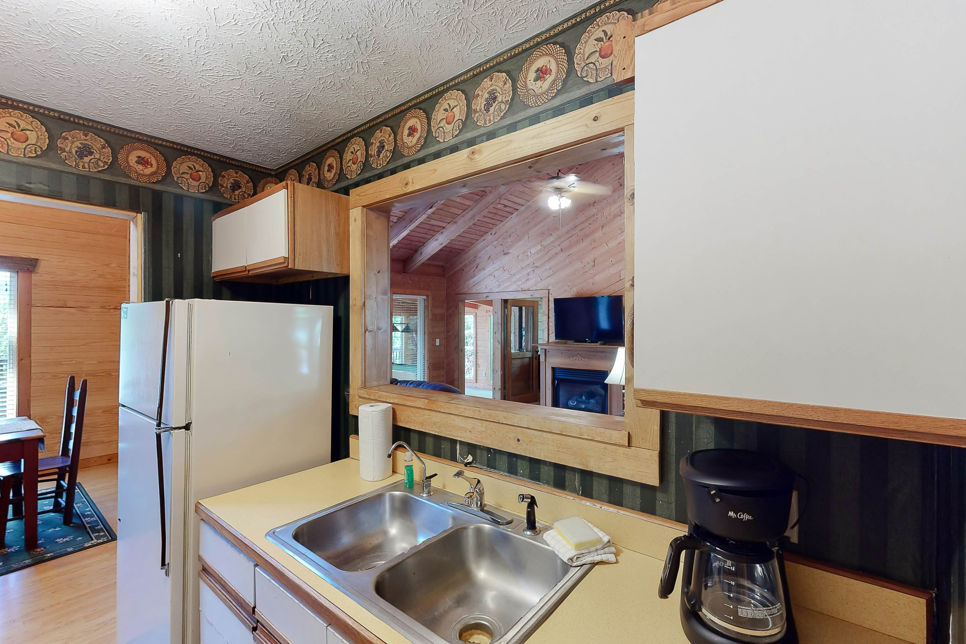 Vibrant cabin w/ game room, hot tub, & home theater + free attraction tickets