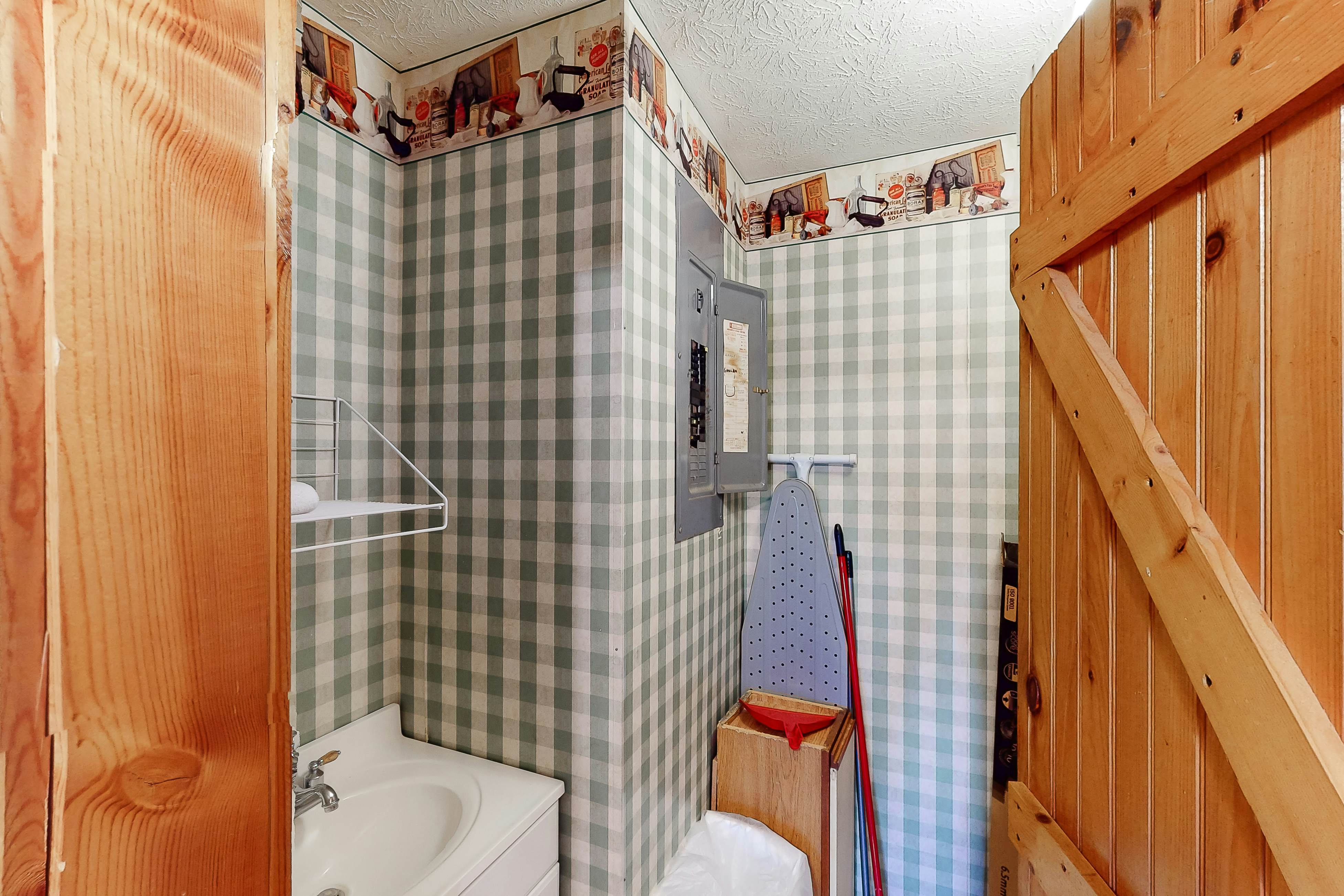 Vibrant cabin w/ game room, hot tub, & home theater + free attraction tickets