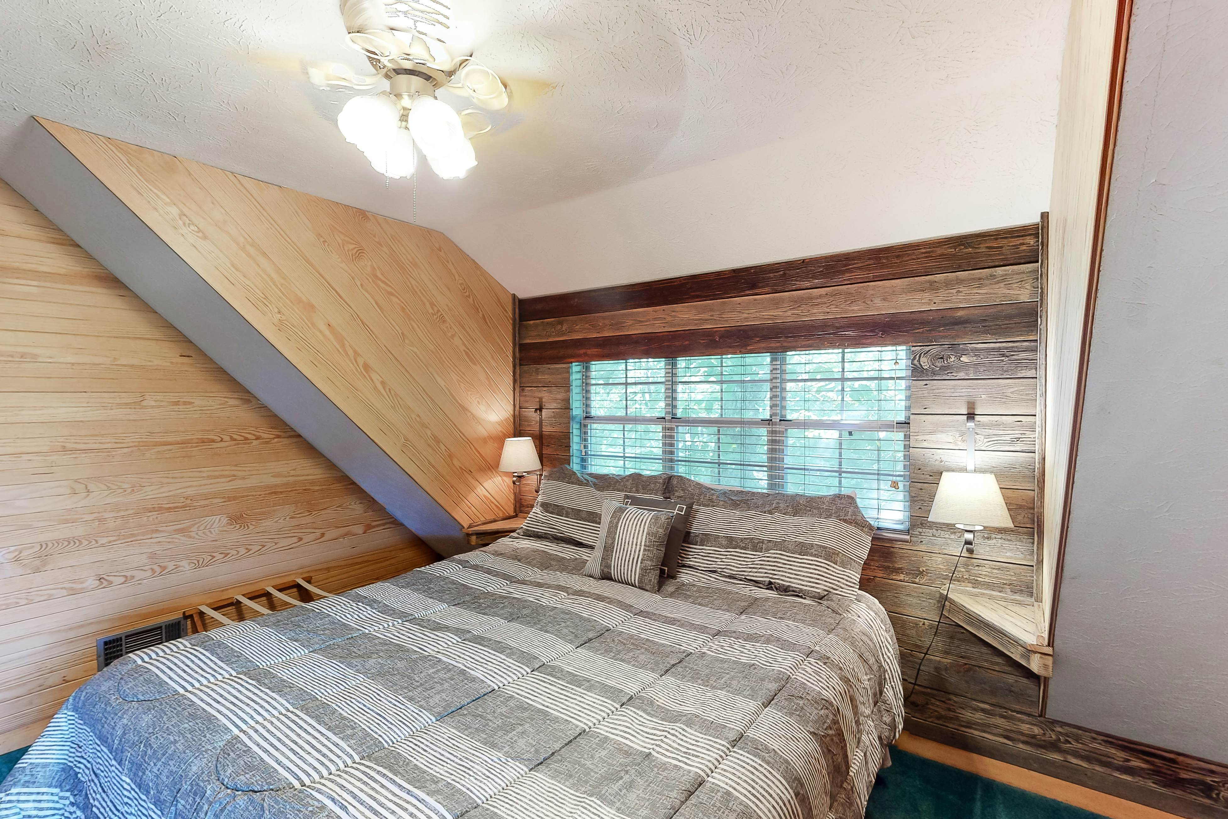 Vibrant cabin w/ game room, hot tub, & home theater + free attraction tickets