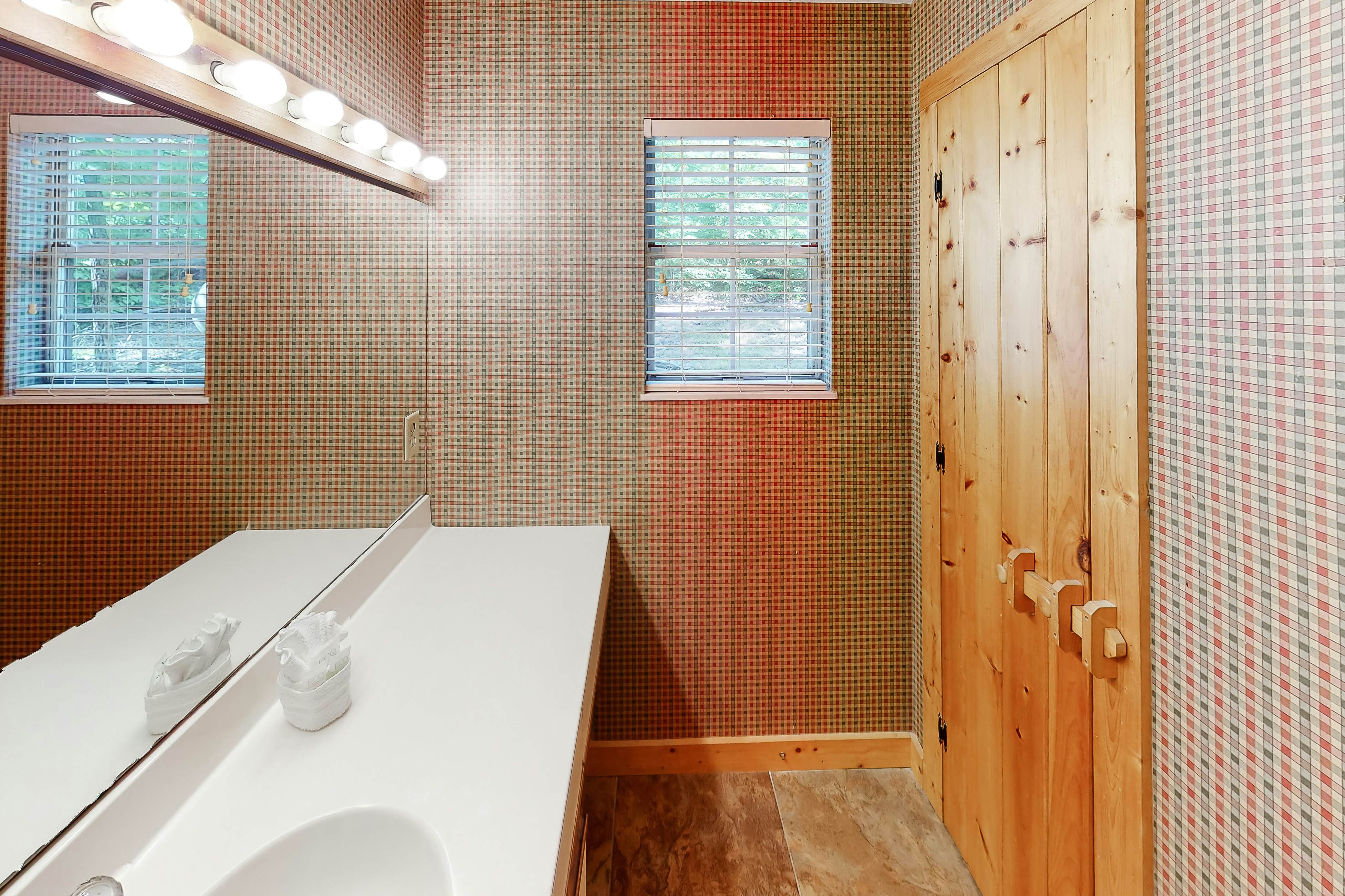 Vibrant cabin w/ game room, hot tub, & home theater + free attraction tickets