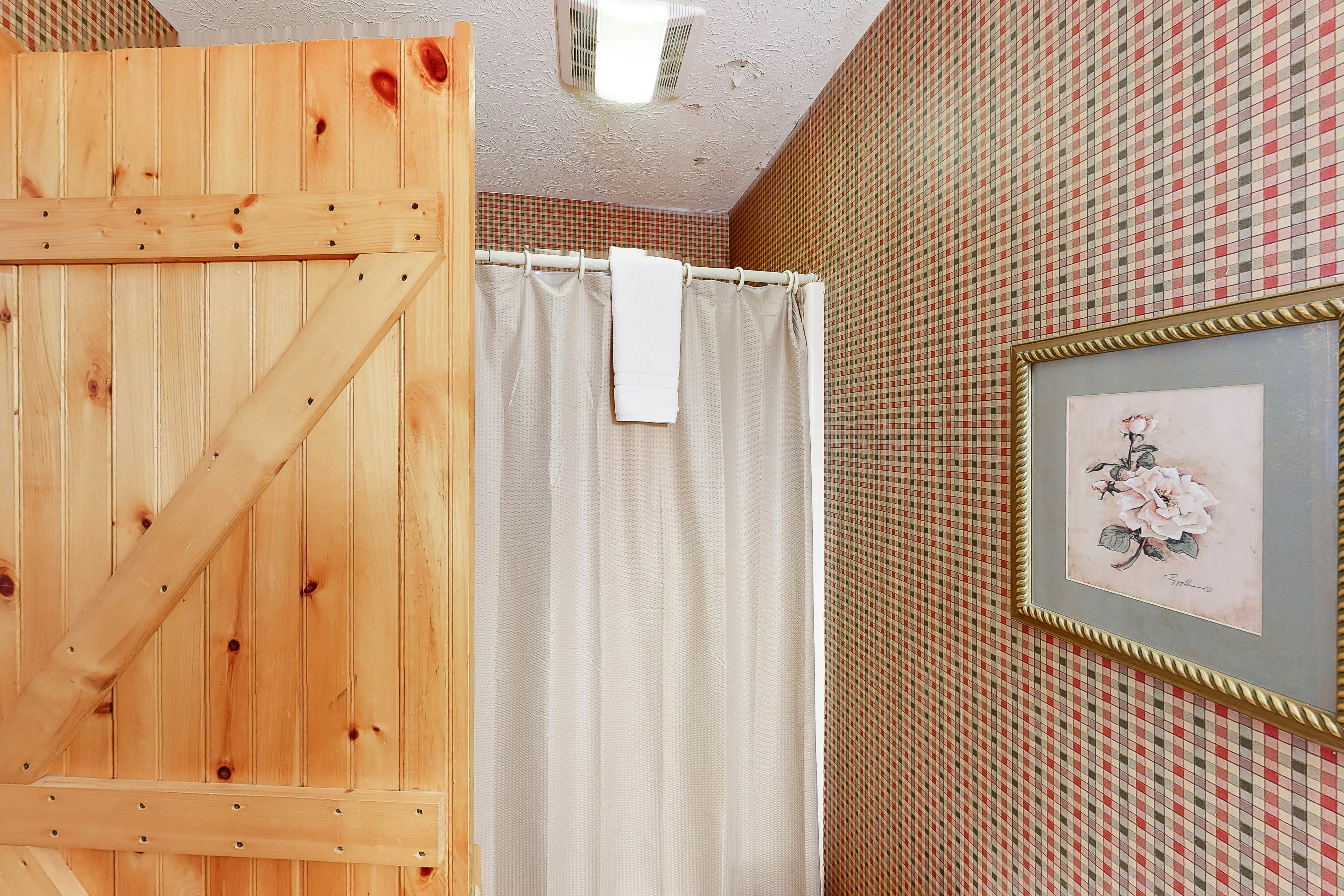 Vibrant cabin w/ game room, hot tub, & home theater + free attraction tickets