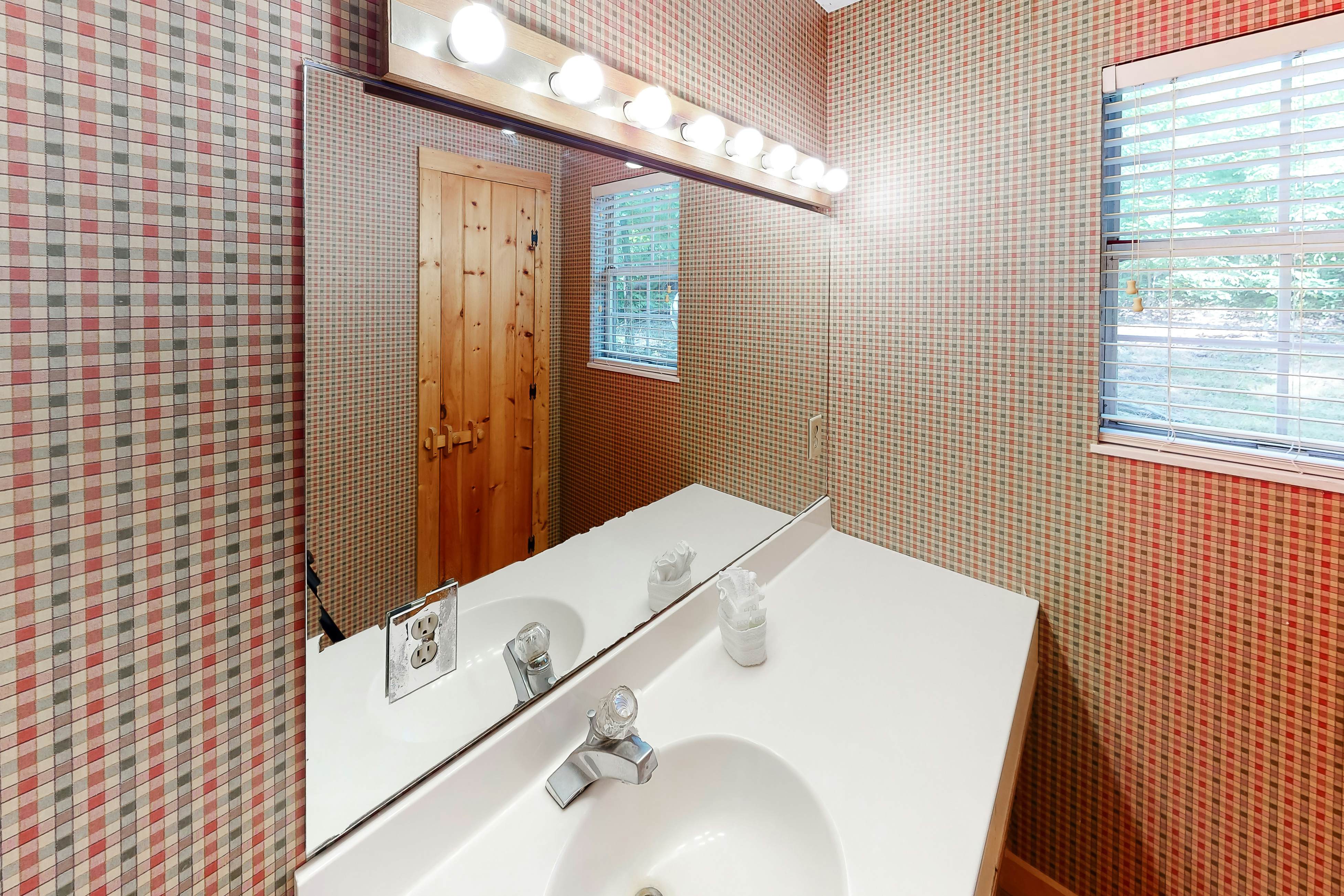 Vibrant cabin w/ game room, hot tub, & home theater + free attraction tickets