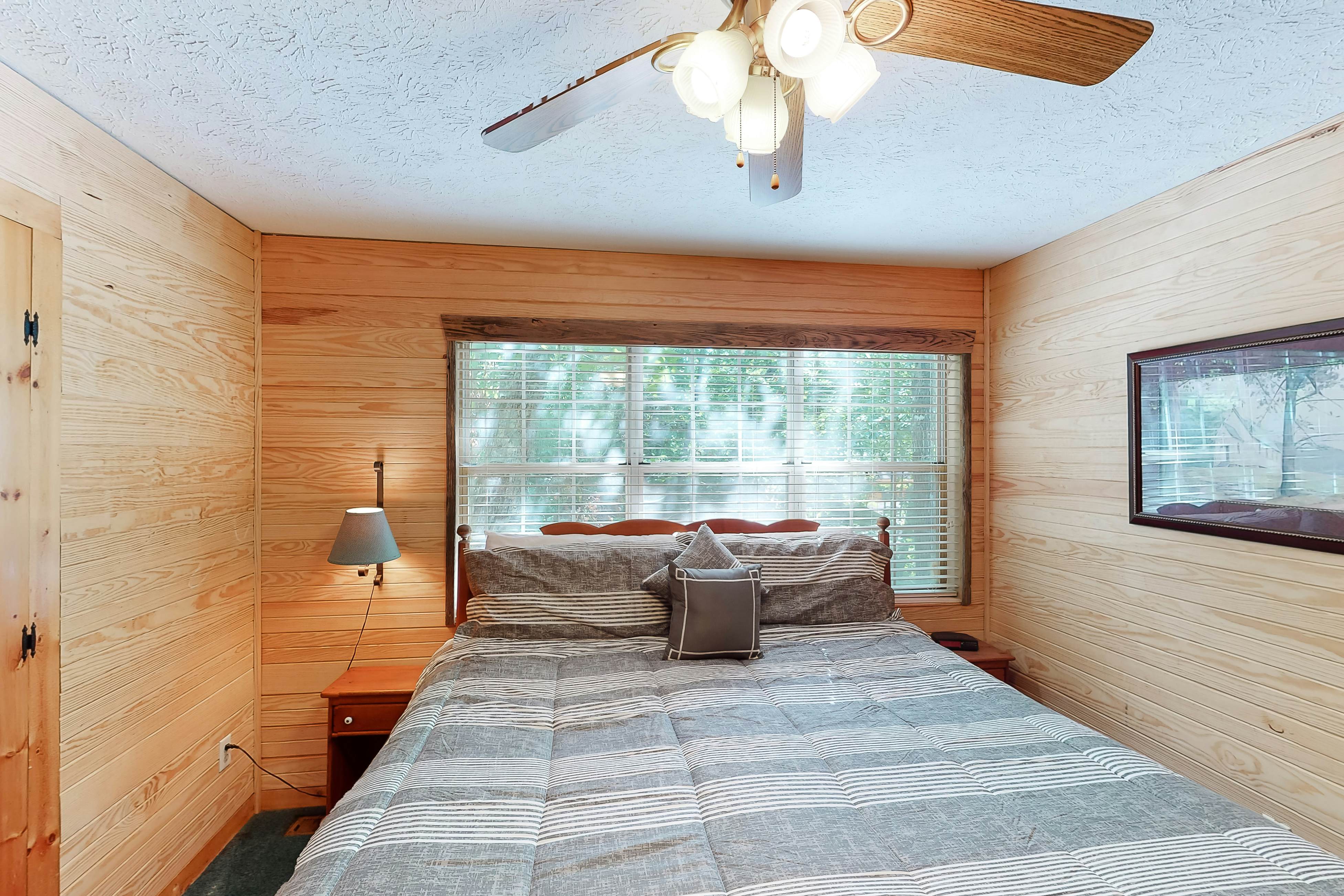 Vibrant cabin w/ game room, hot tub, & home theater + free attraction tickets