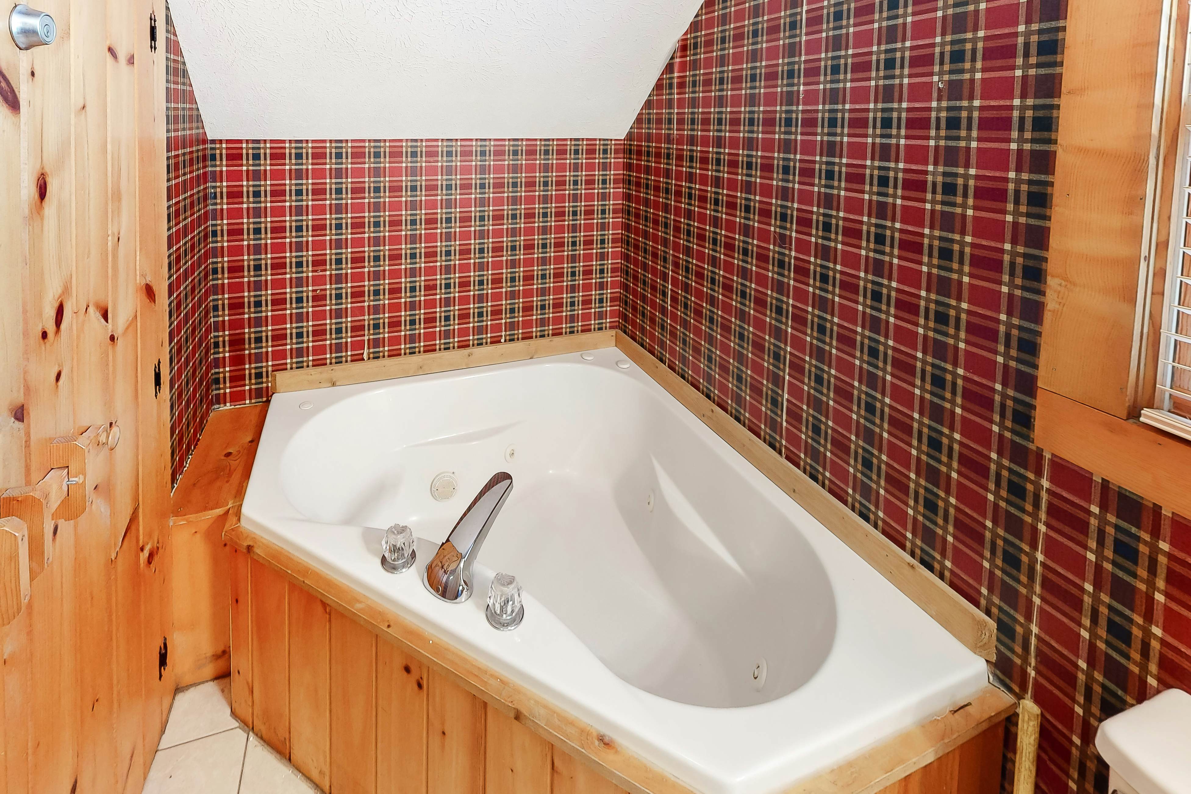 Vibrant cabin w/ game room, hot tub, & home theater + free attraction tickets