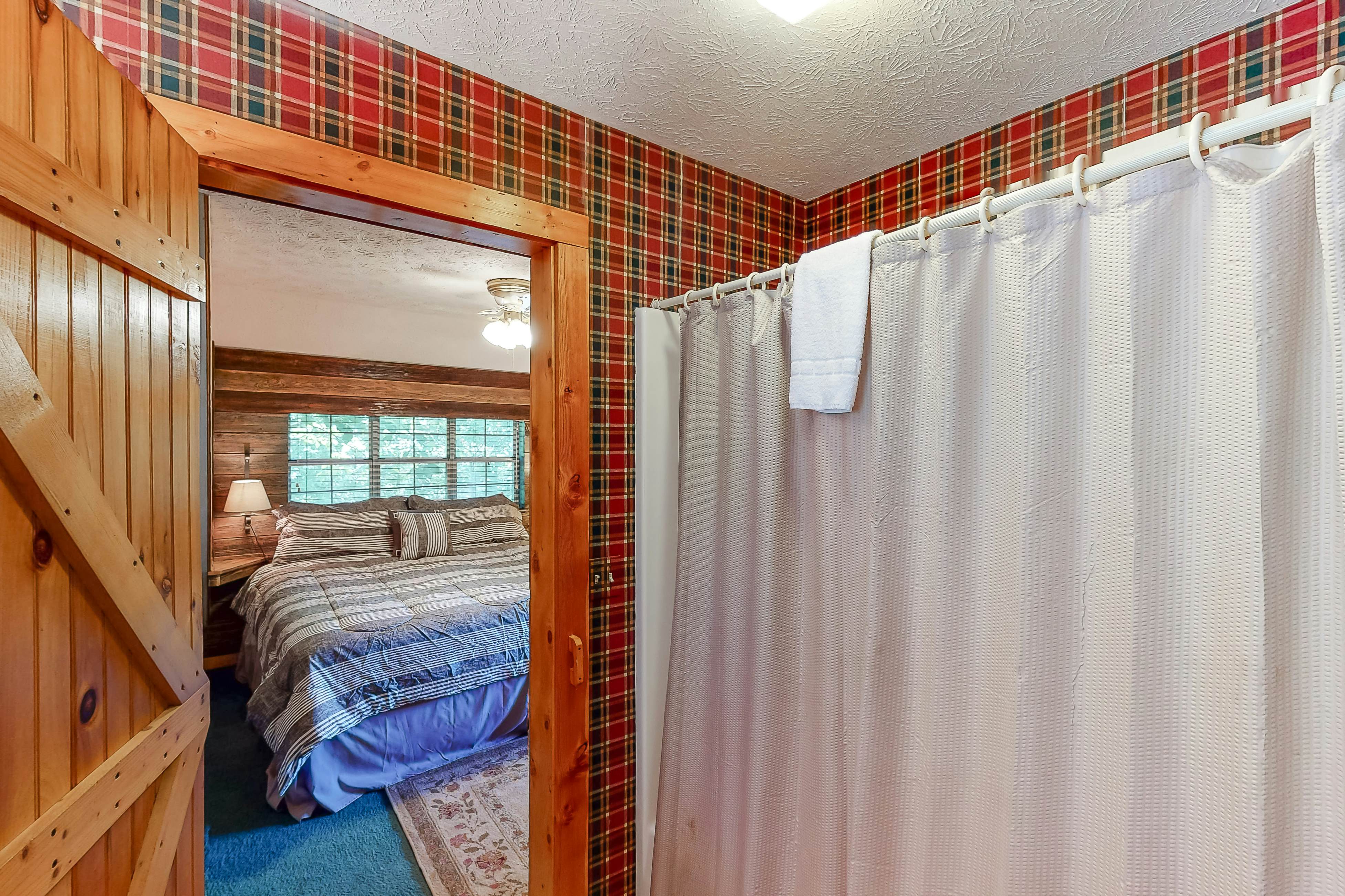 Vibrant cabin w/ game room, hot tub, & home theater + free attraction tickets