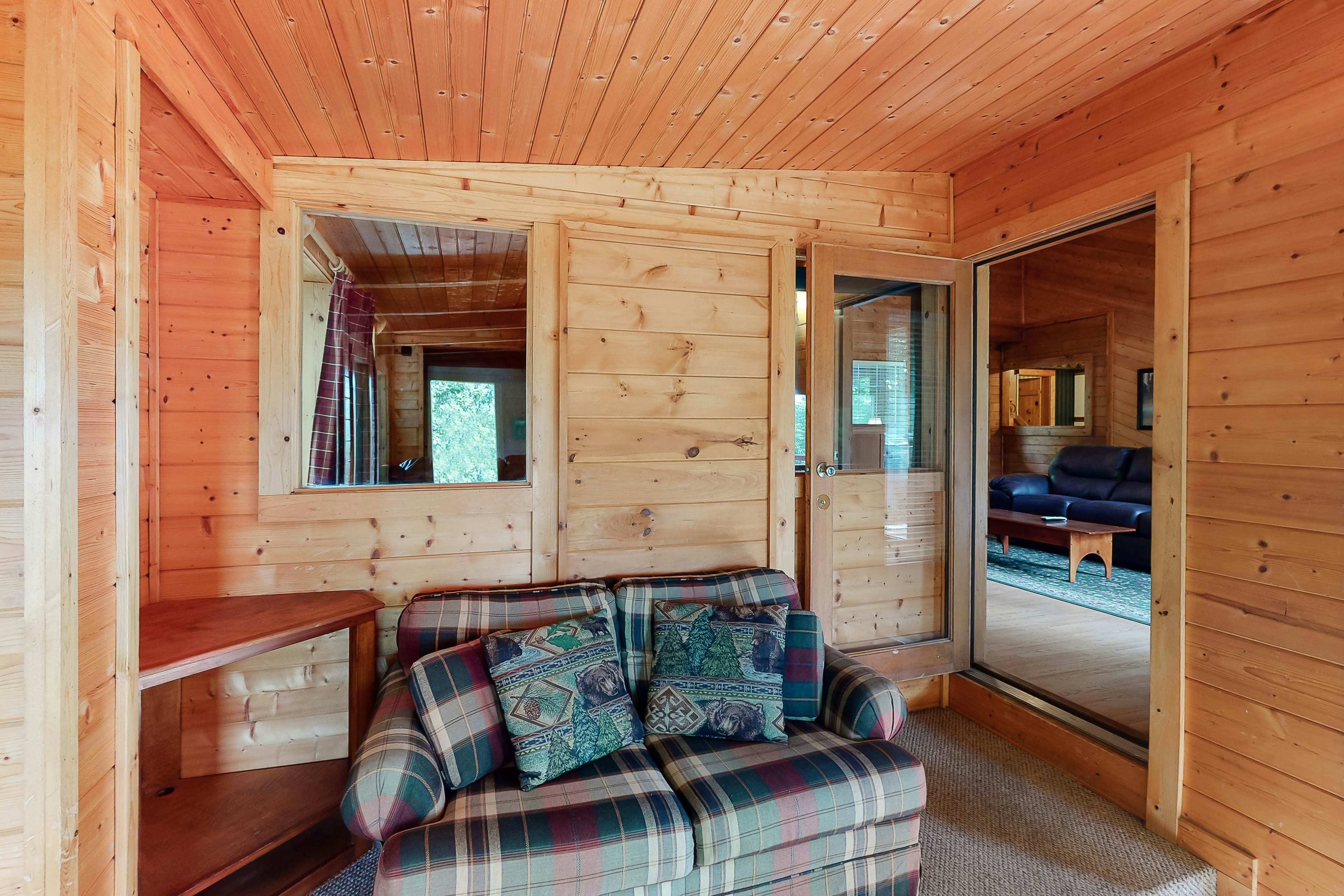 Vibrant cabin w/ game room, hot tub, & home theater + free attraction tickets