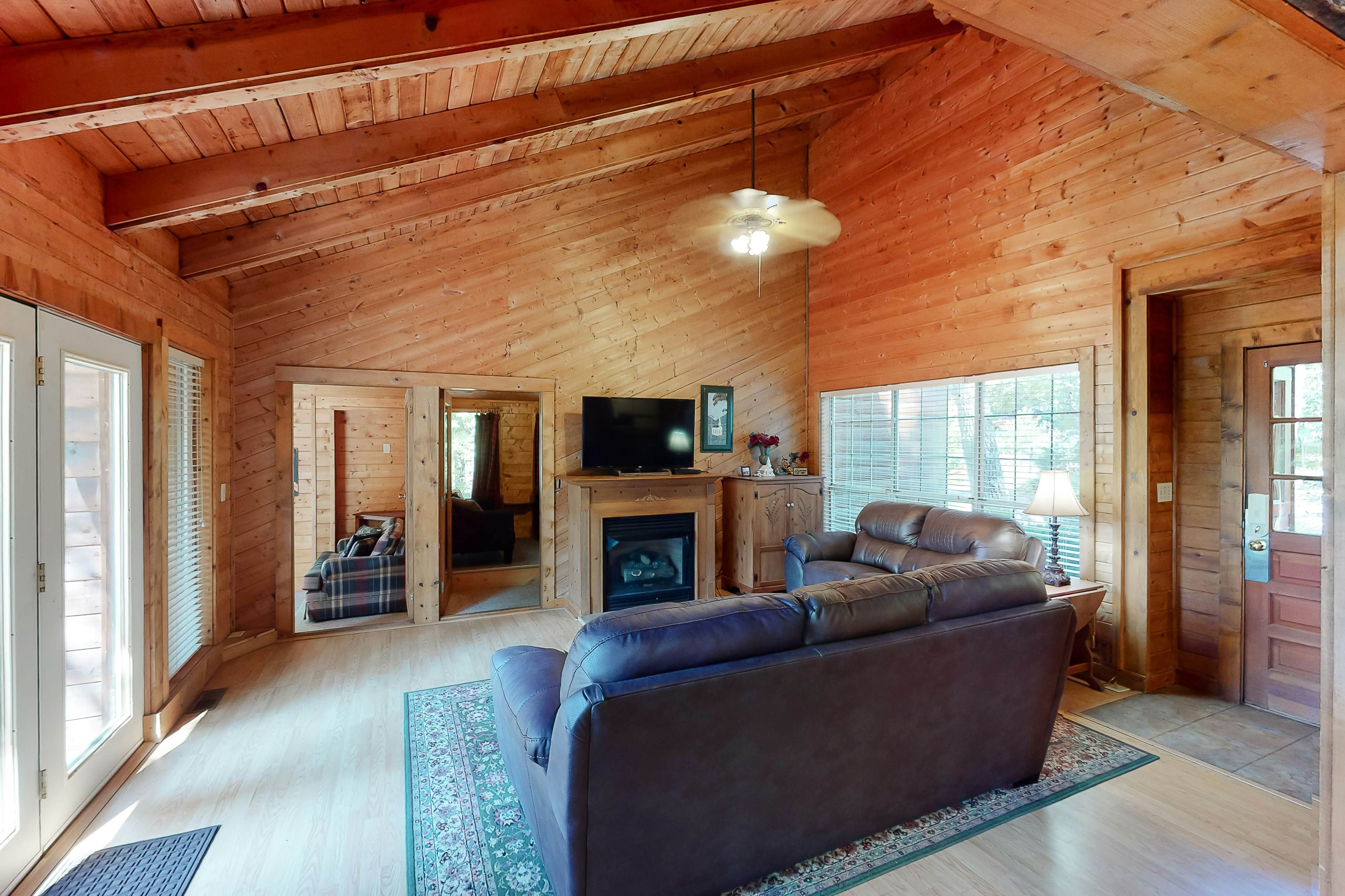 Vibrant cabin w/ game room, hot tub, & home theater + free attraction tickets