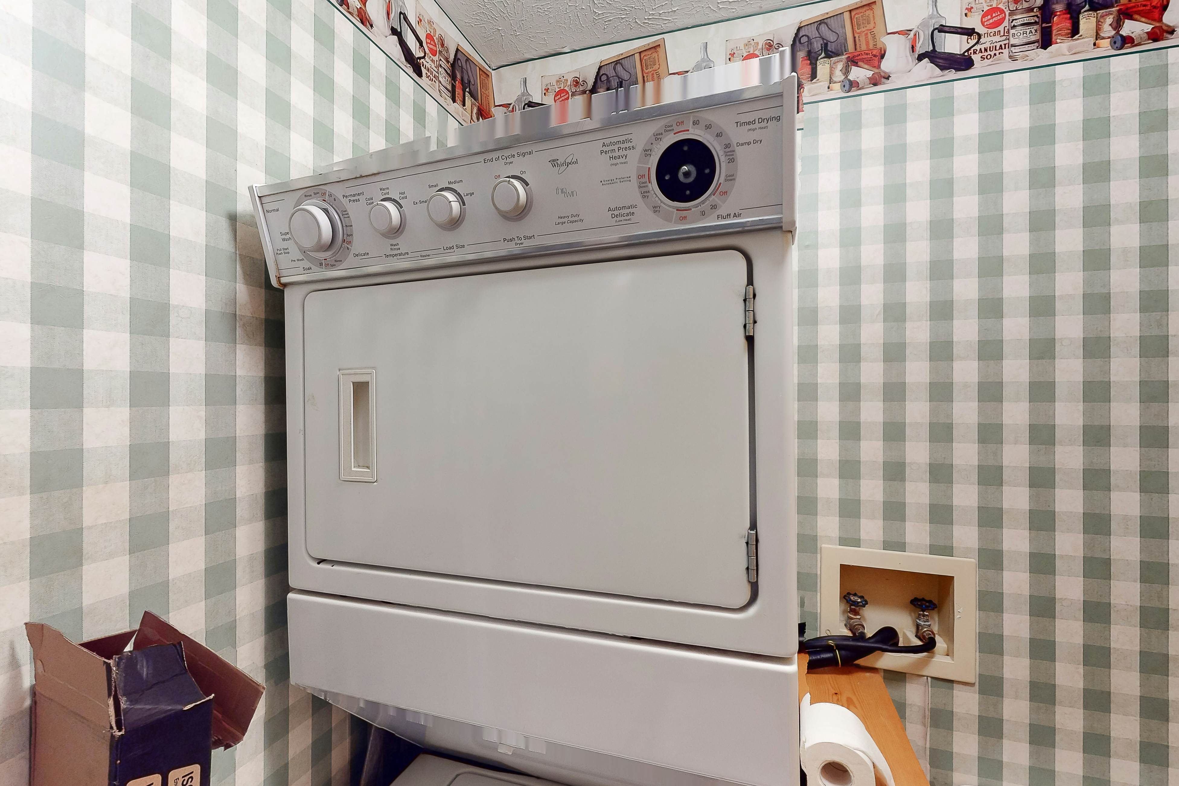 Vibrant cabin w/ game room, hot tub, & home theater + free attraction tickets