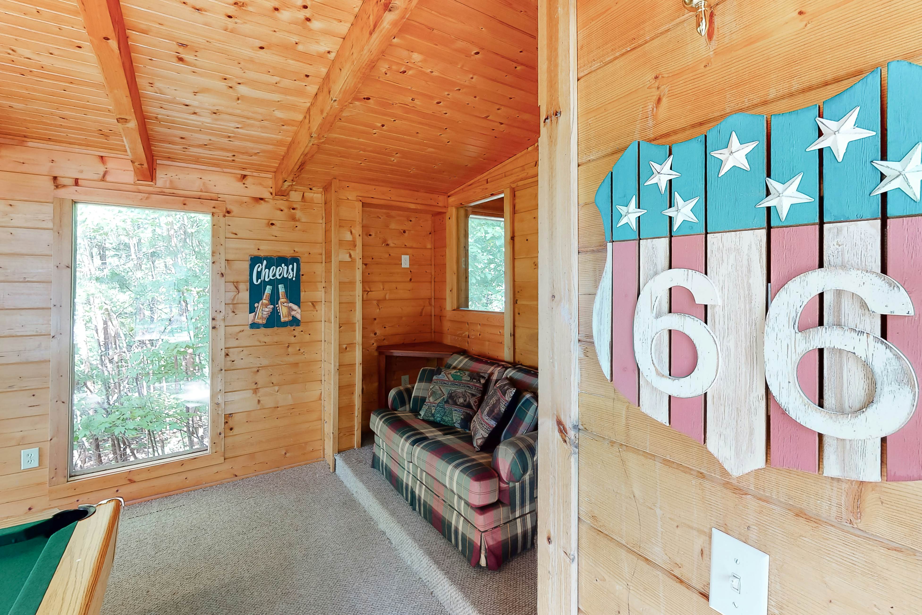 Vibrant cabin w/ game room, hot tub, & home theater + free attraction tickets