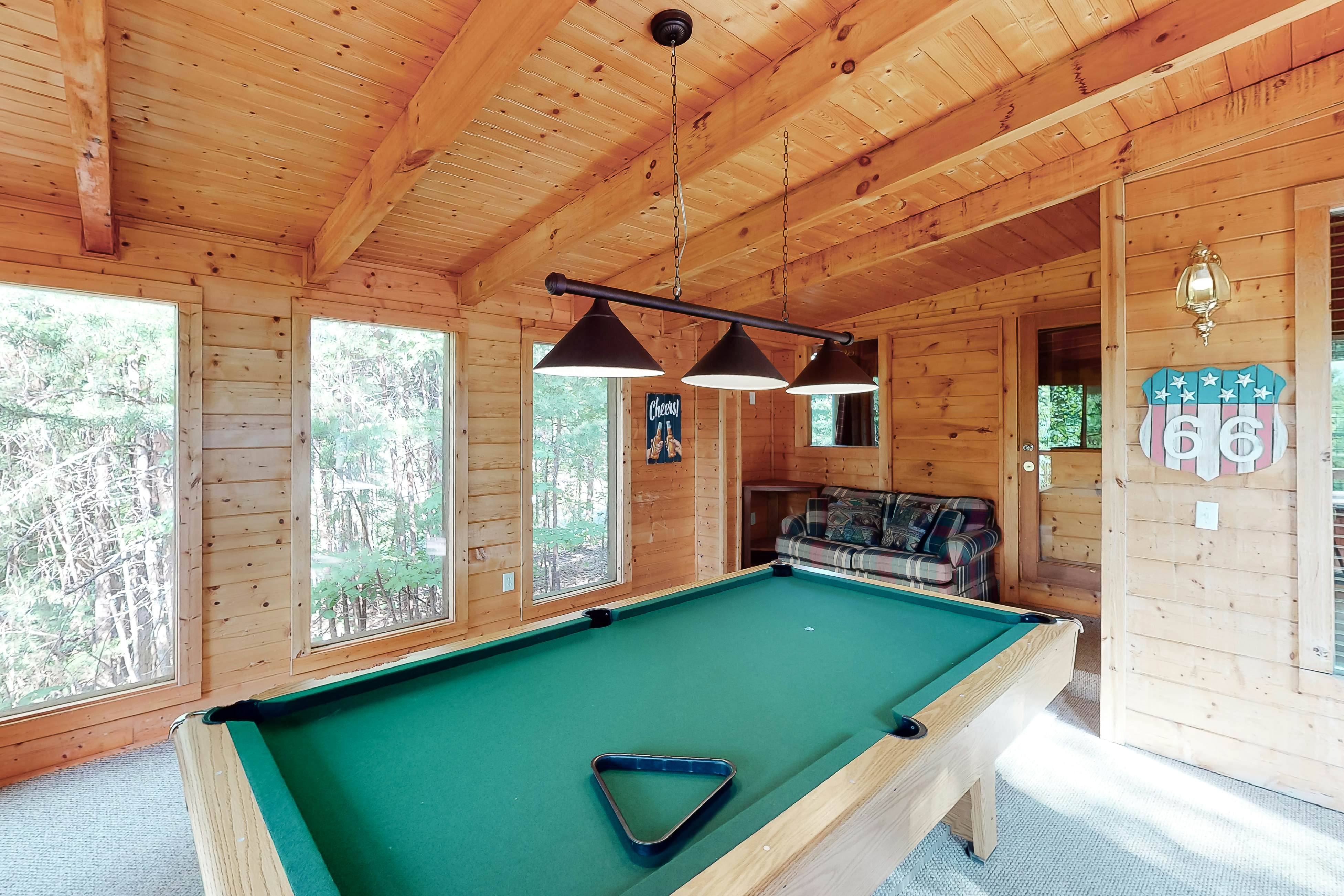 Vibrant cabin w/ game room, hot tub, & home theater + free attraction tickets