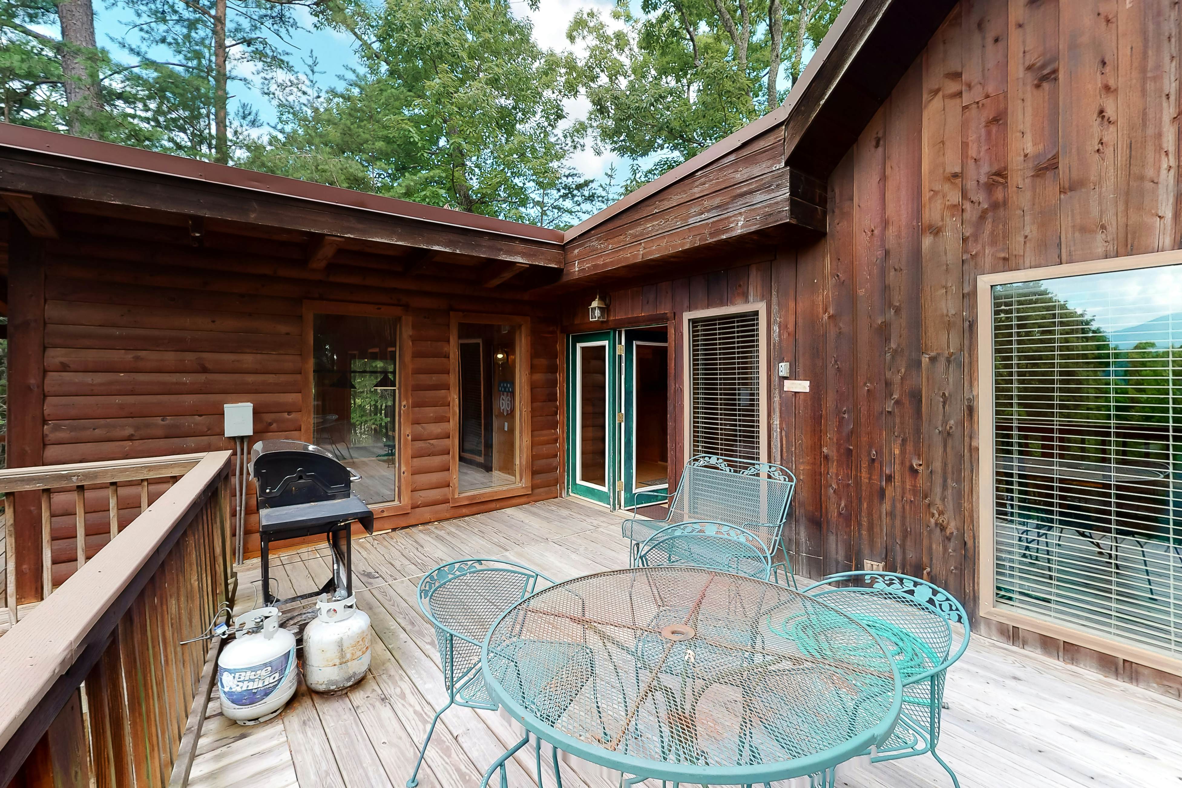 Vibrant cabin w/ game room, hot tub, & home theater + free attraction tickets