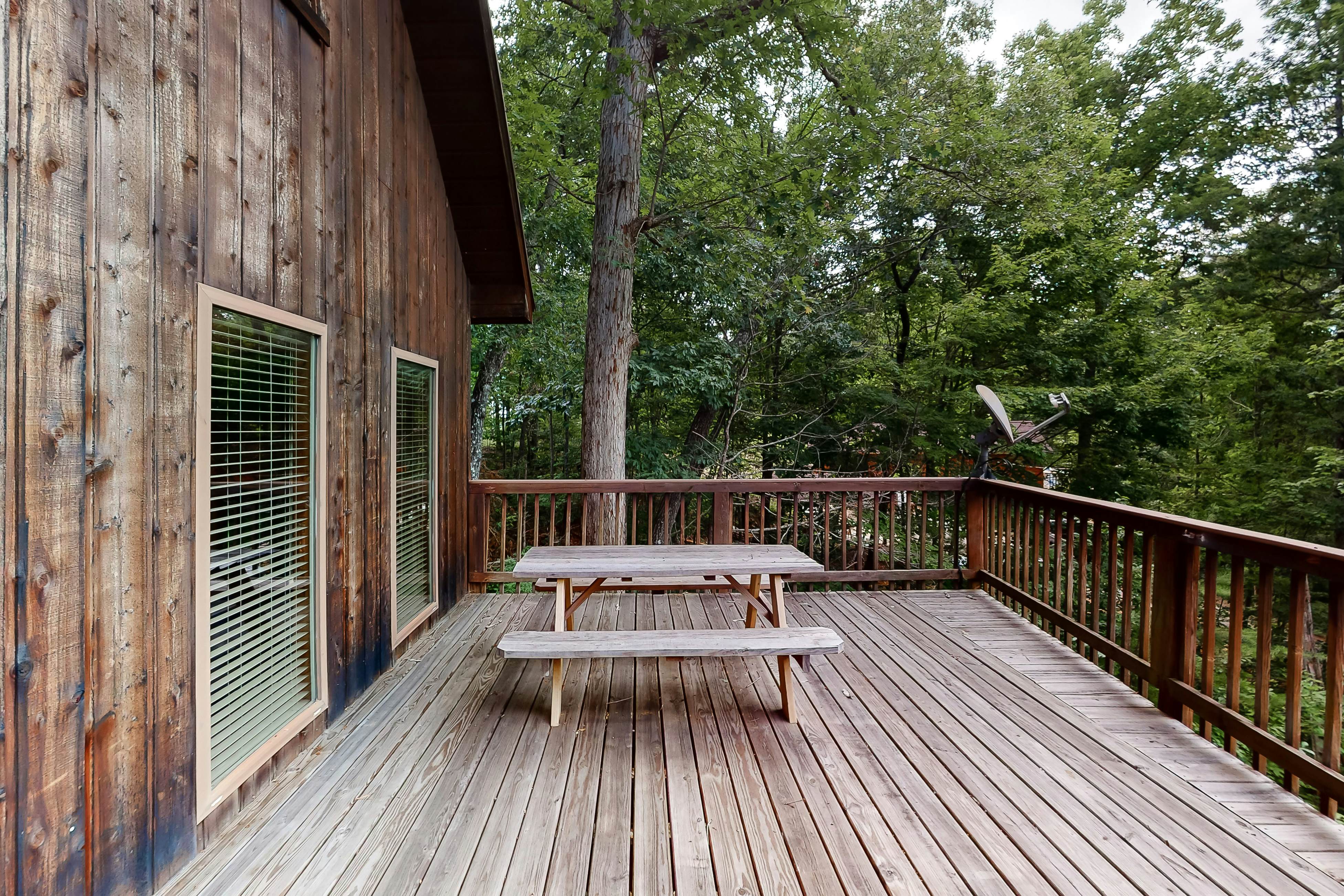 Vibrant cabin w/ game room, hot tub, & home theater + free attraction tickets