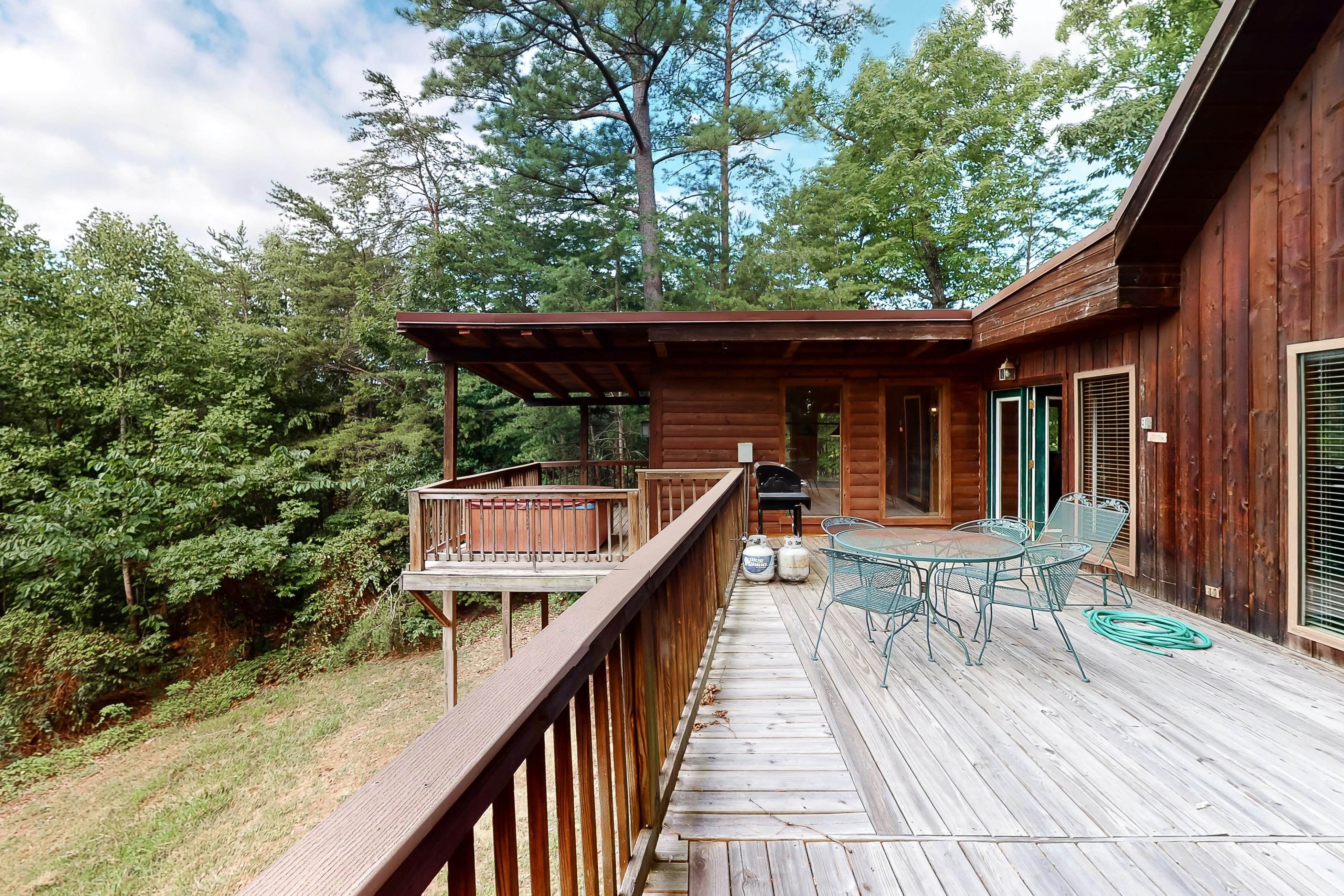 Vibrant cabin w/ game room, hot tub, & home theater + free attraction tickets