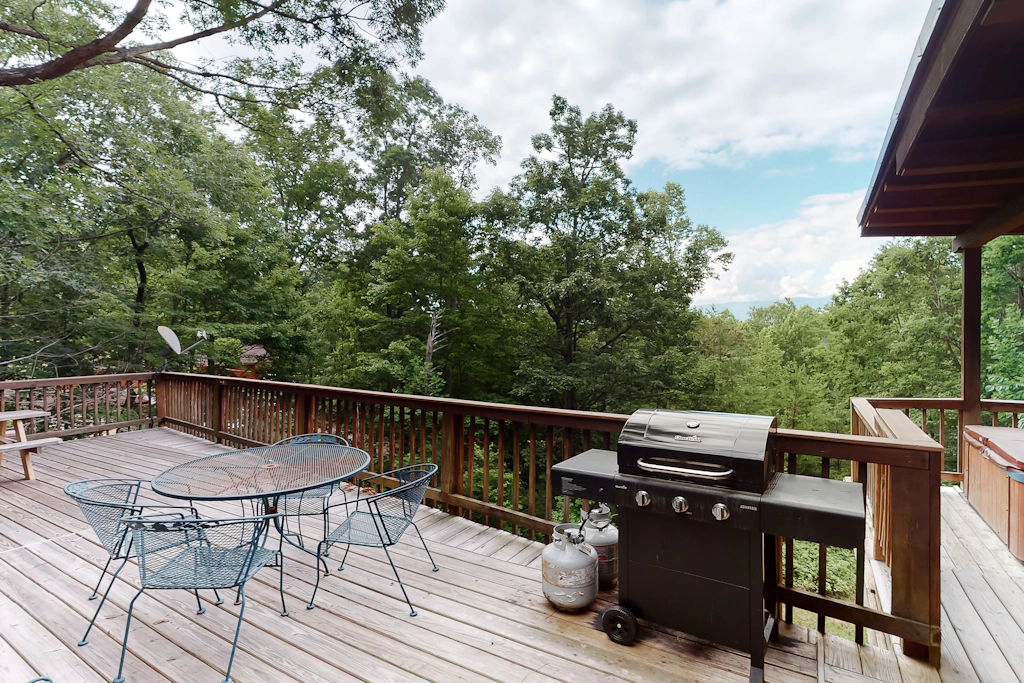 Vibrant Cabin, Sleeps 8, Games, Hot Tub, Home Theater