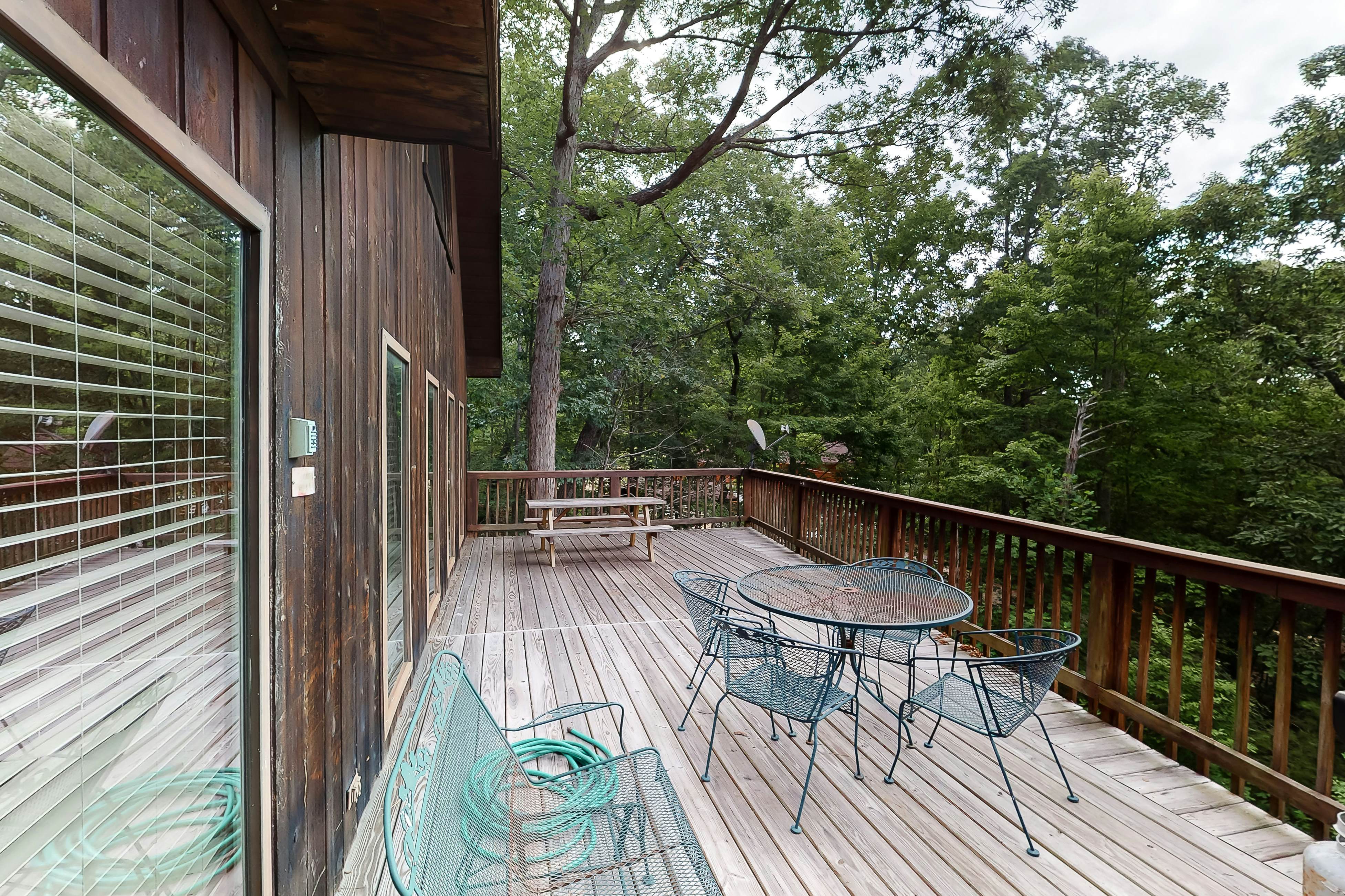 Vibrant cabin w/ game room, hot tub, & home theater + free attraction tickets