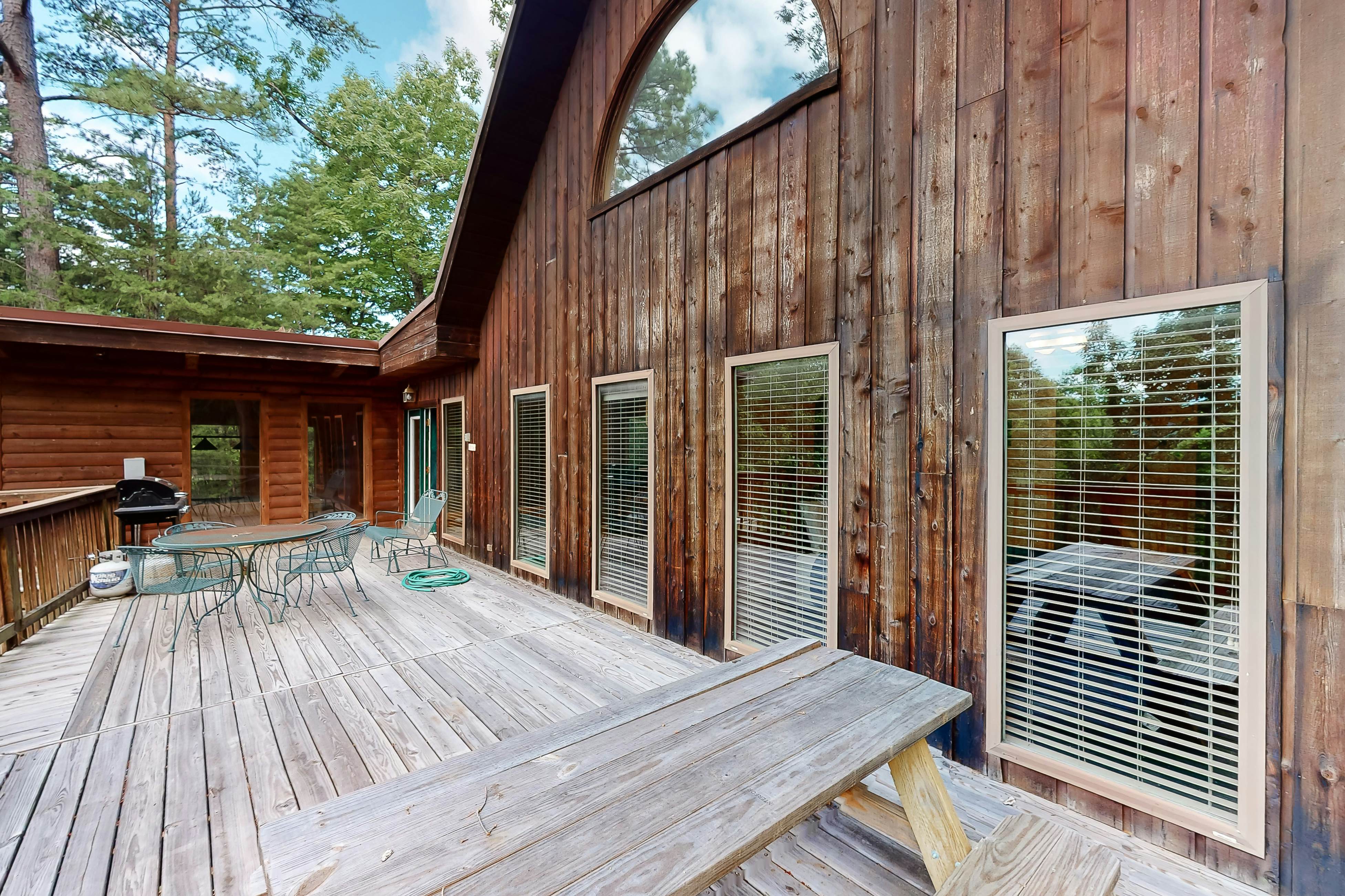 Vibrant cabin w/ game room, hot tub, & home theater + free attraction tickets