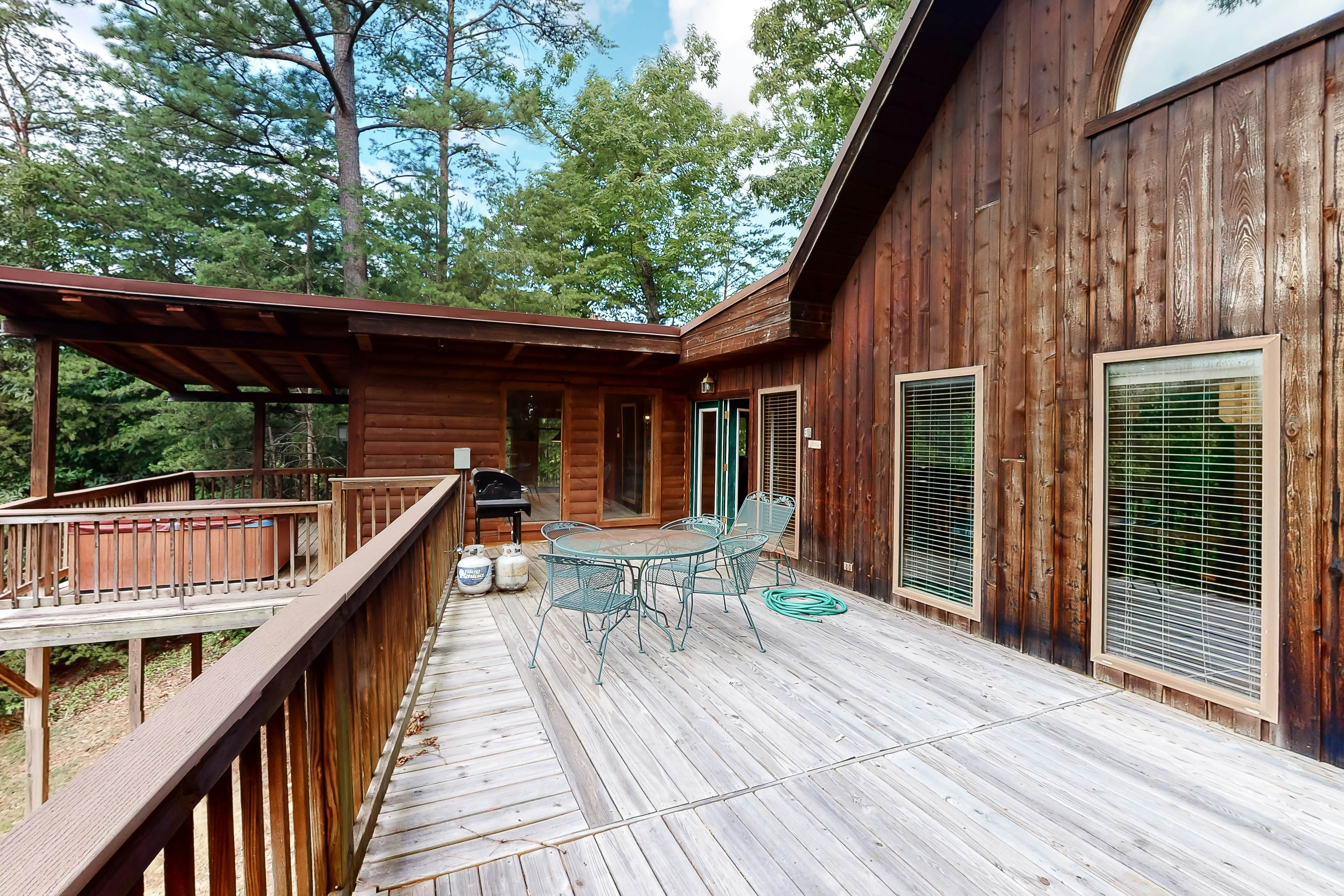 Vibrant cabin w/ game room, hot tub, & home theater + free attraction tickets