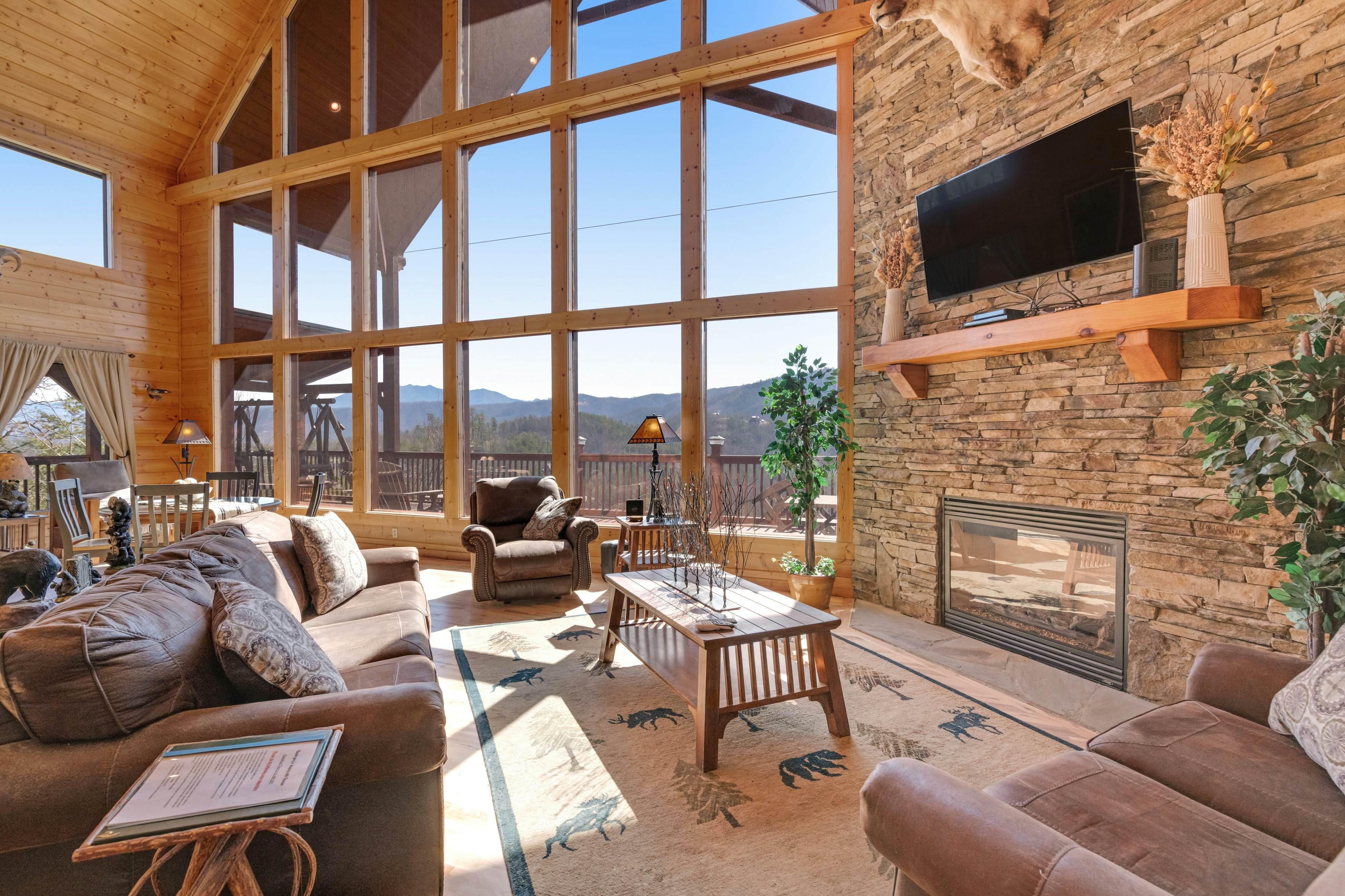 Family Friendly Cabin, Sleeps 8, Pool Table, Hot Tub