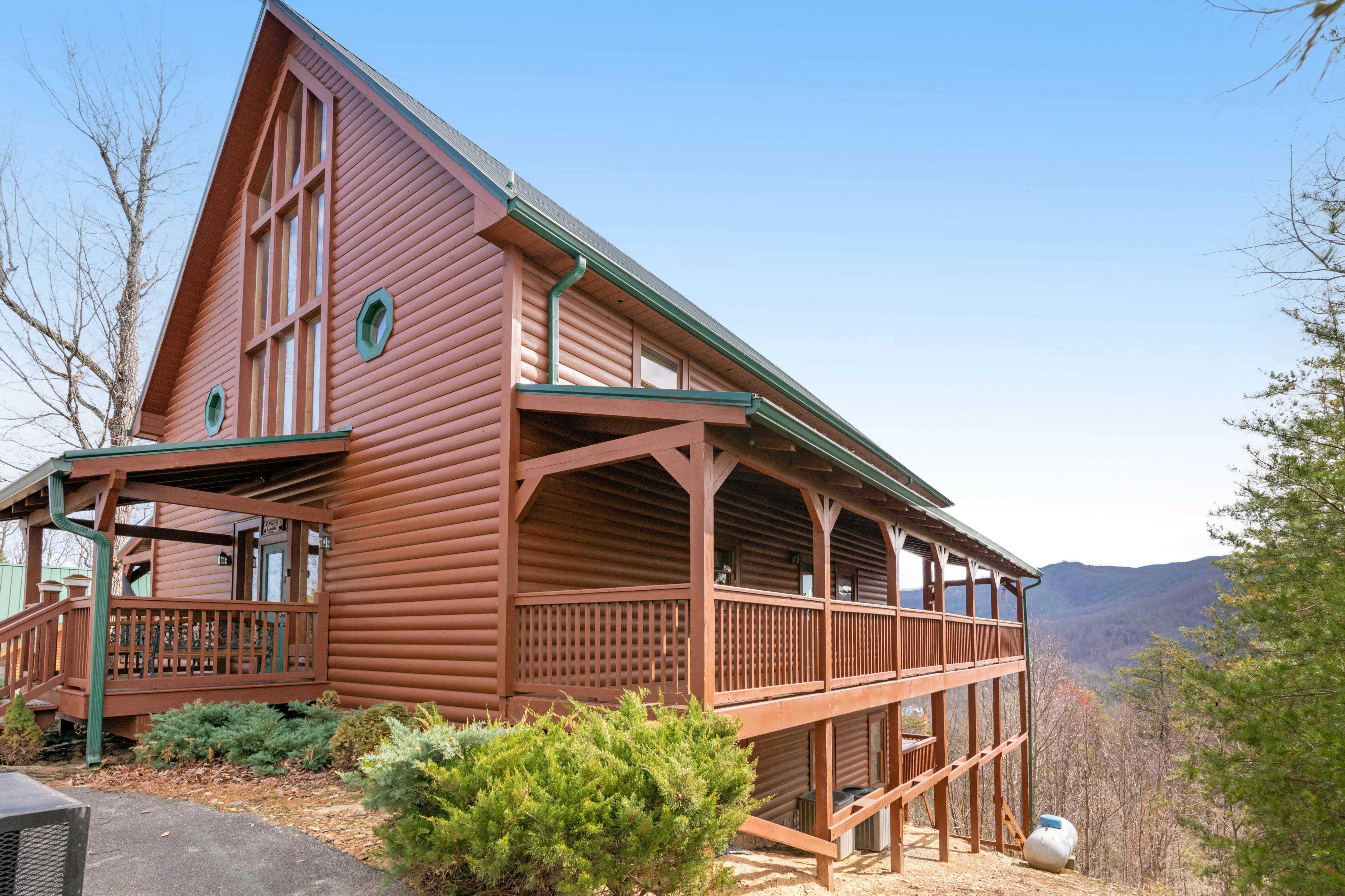 Family Friendly Cabin, Sleeps 8, Pool Table, Hot Tub
