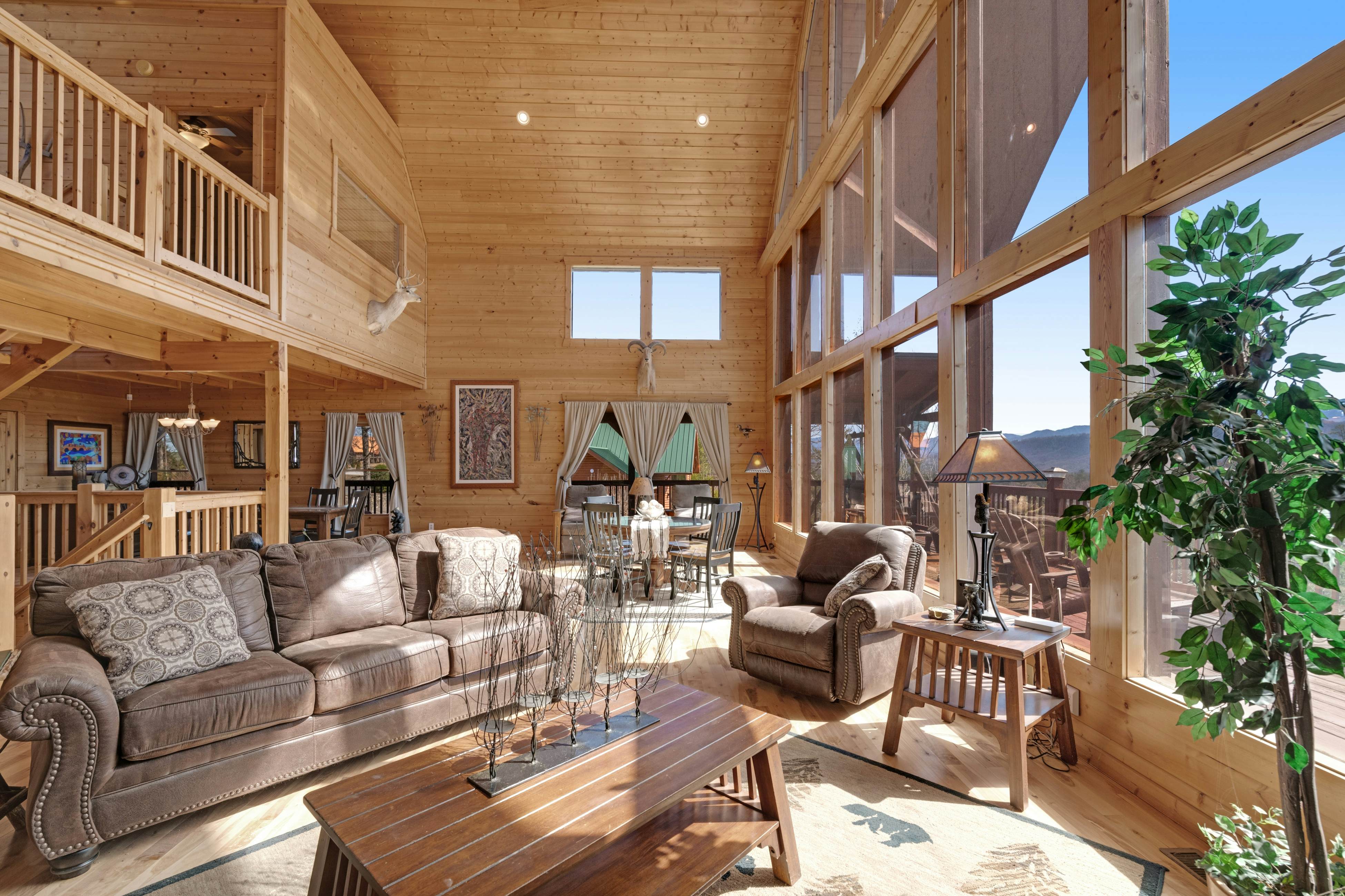 Family Friendly Cabin, Sleeps 8, Pool Table, Hot Tub