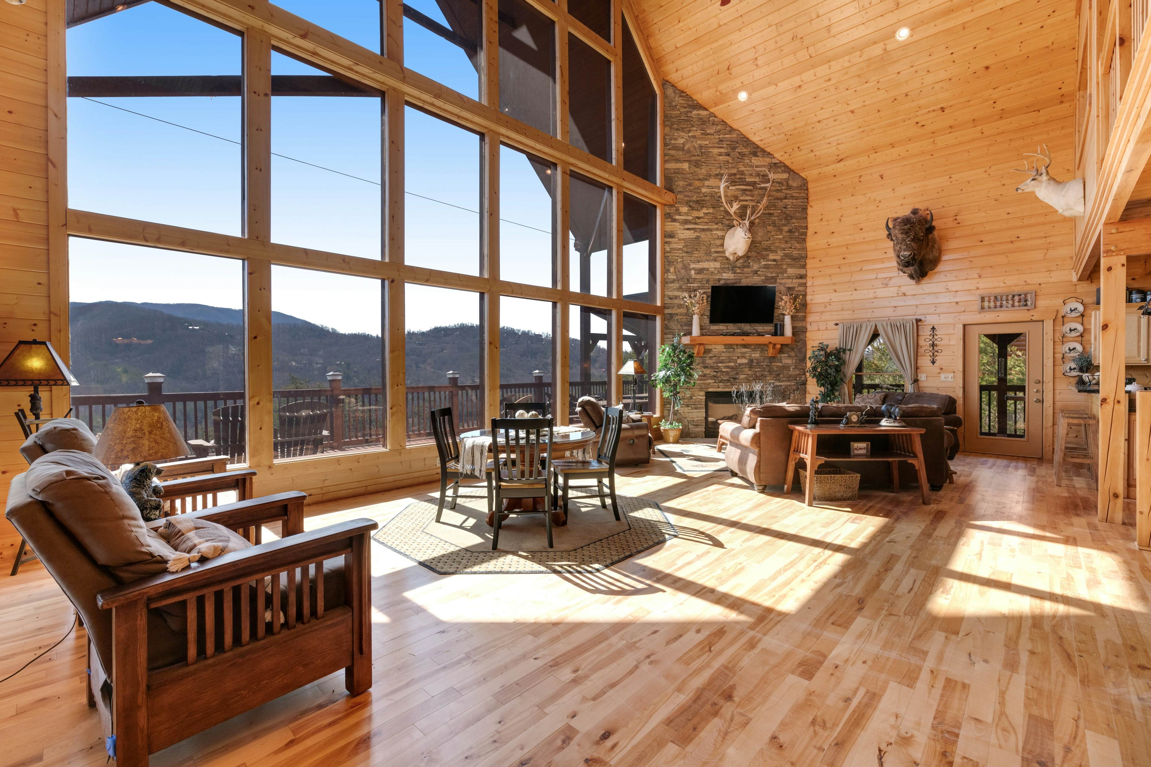 Family Friendly Cabin, Sleeps 8, Pool Table, Hot Tub