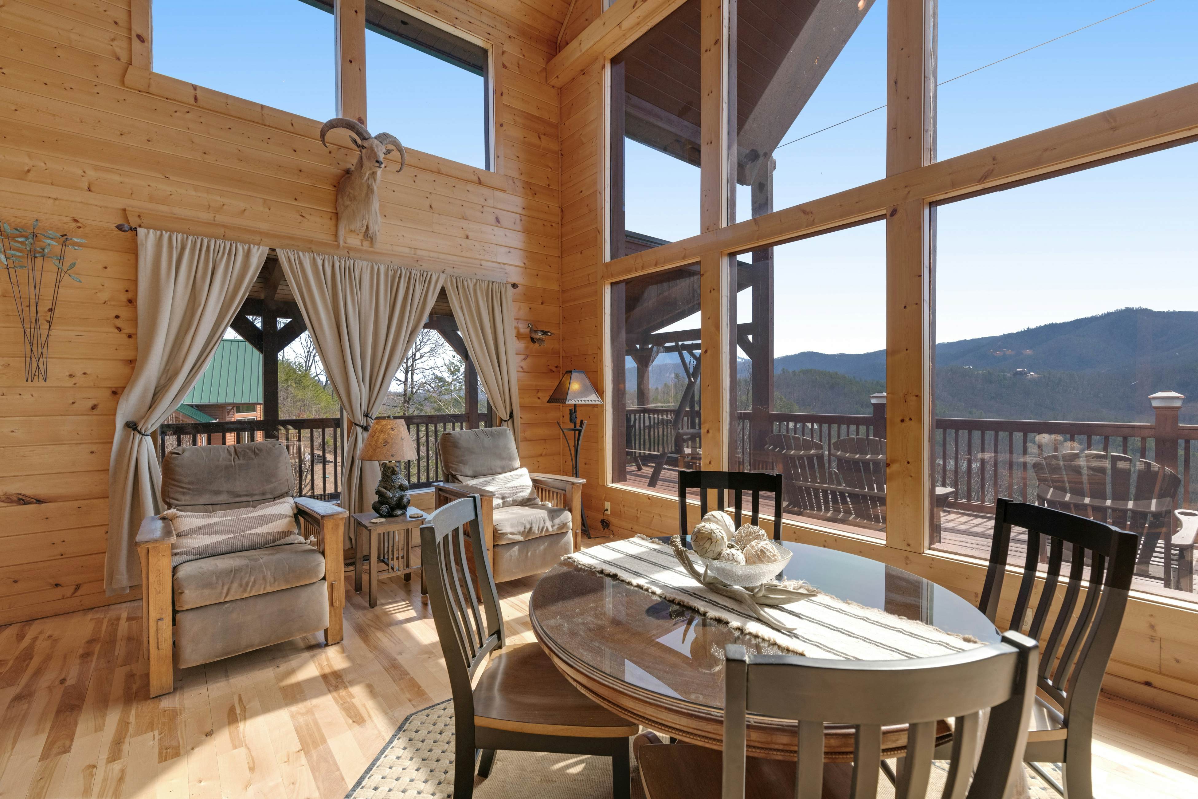 Family Friendly Cabin, Sleeps 8, Pool Table, Hot Tub