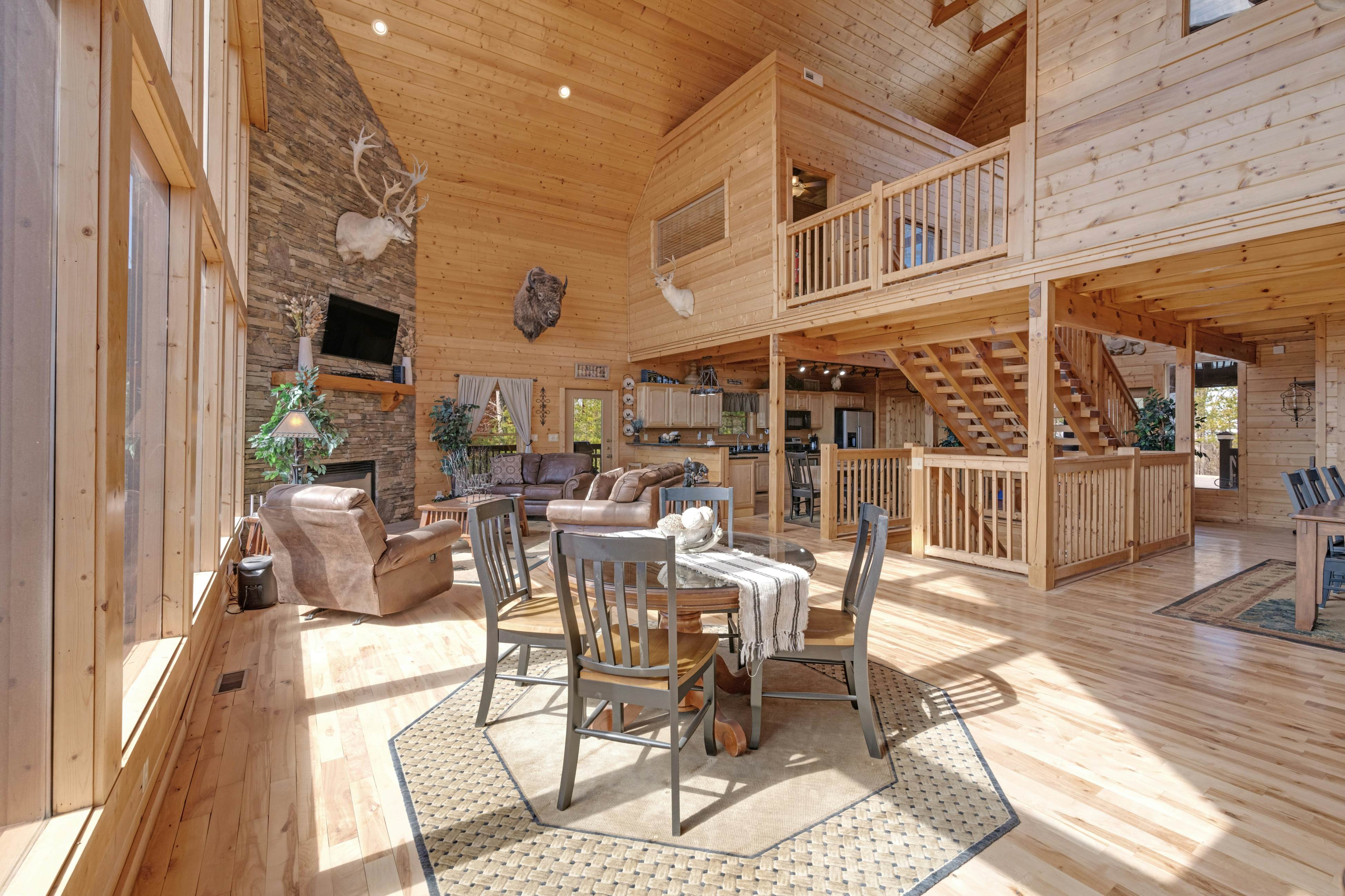 Family Friendly Cabin, Sleeps 8, Pool Table, Hot Tub