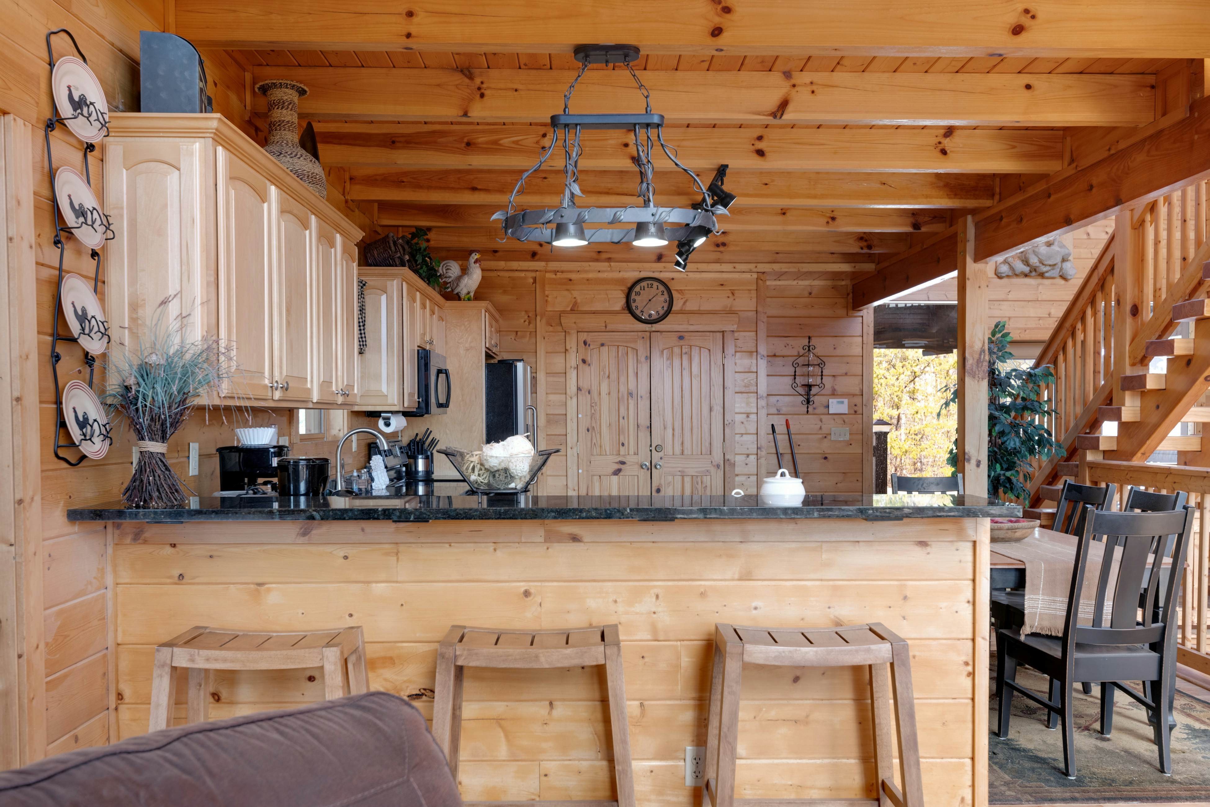 Family Friendly Cabin, Sleeps 8, Pool Table, Hot Tub