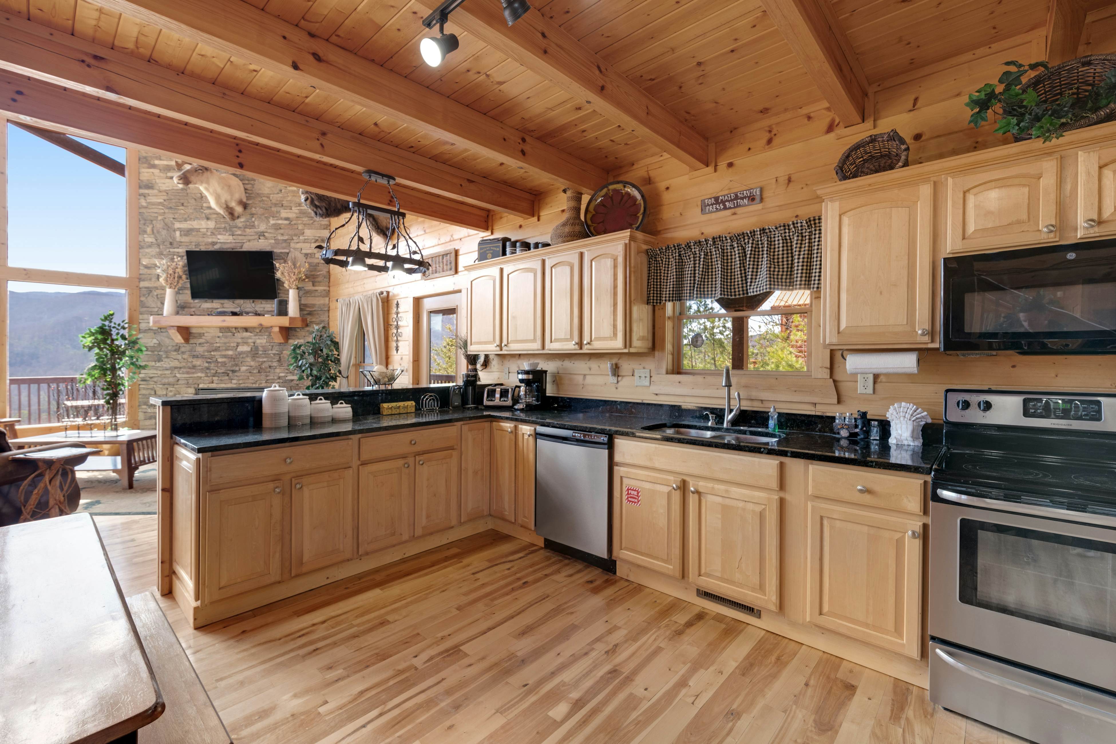 Family Friendly Cabin, Sleeps 8, Pool Table, Hot Tub