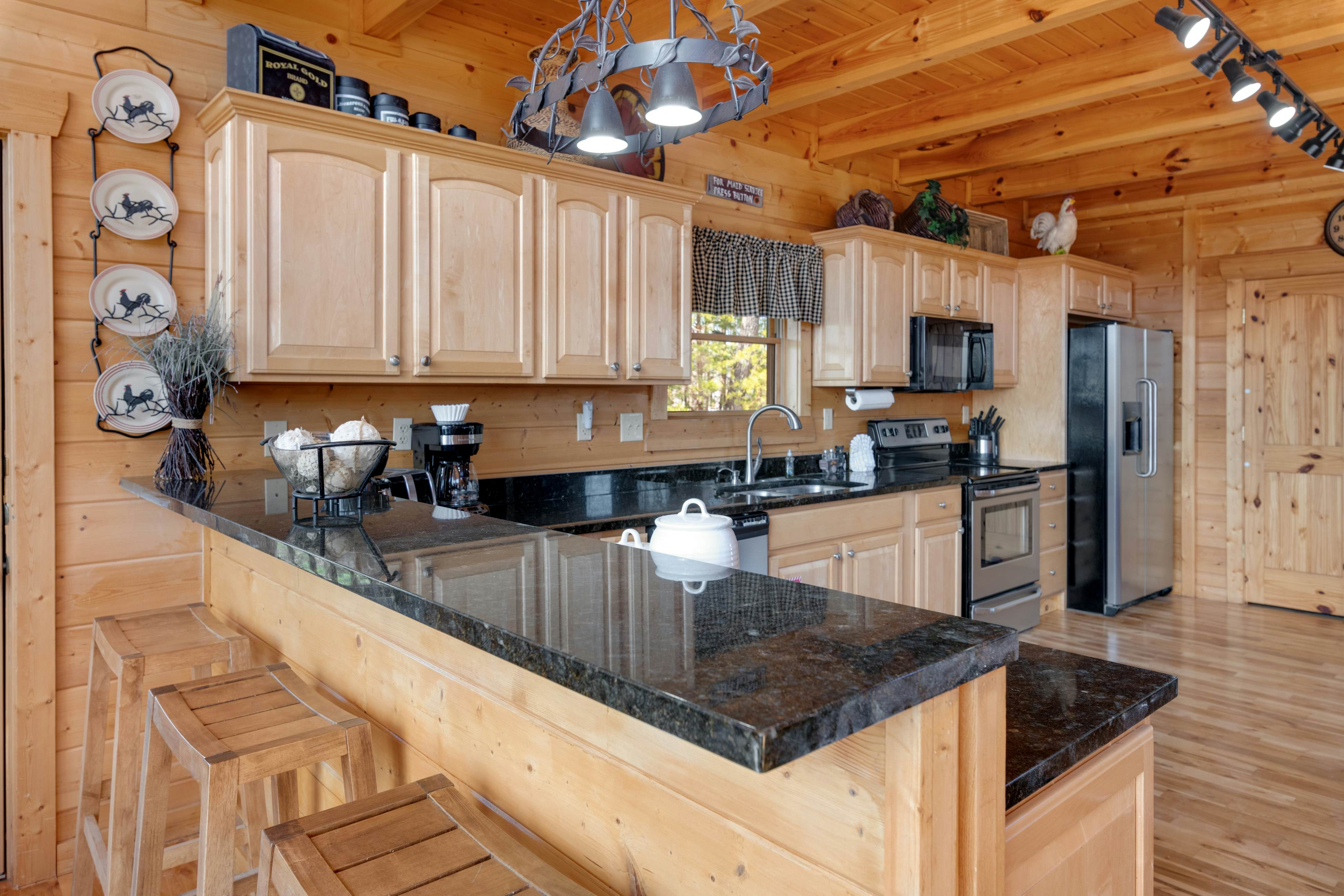 Family Friendly Cabin, Sleeps 8, Pool Table, Hot Tub